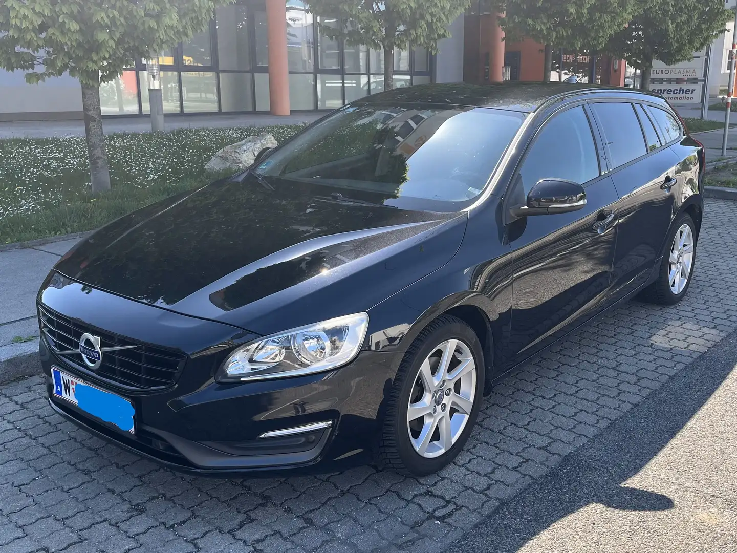 Volvo V60 D3 Momentum Business Schwarz - 2