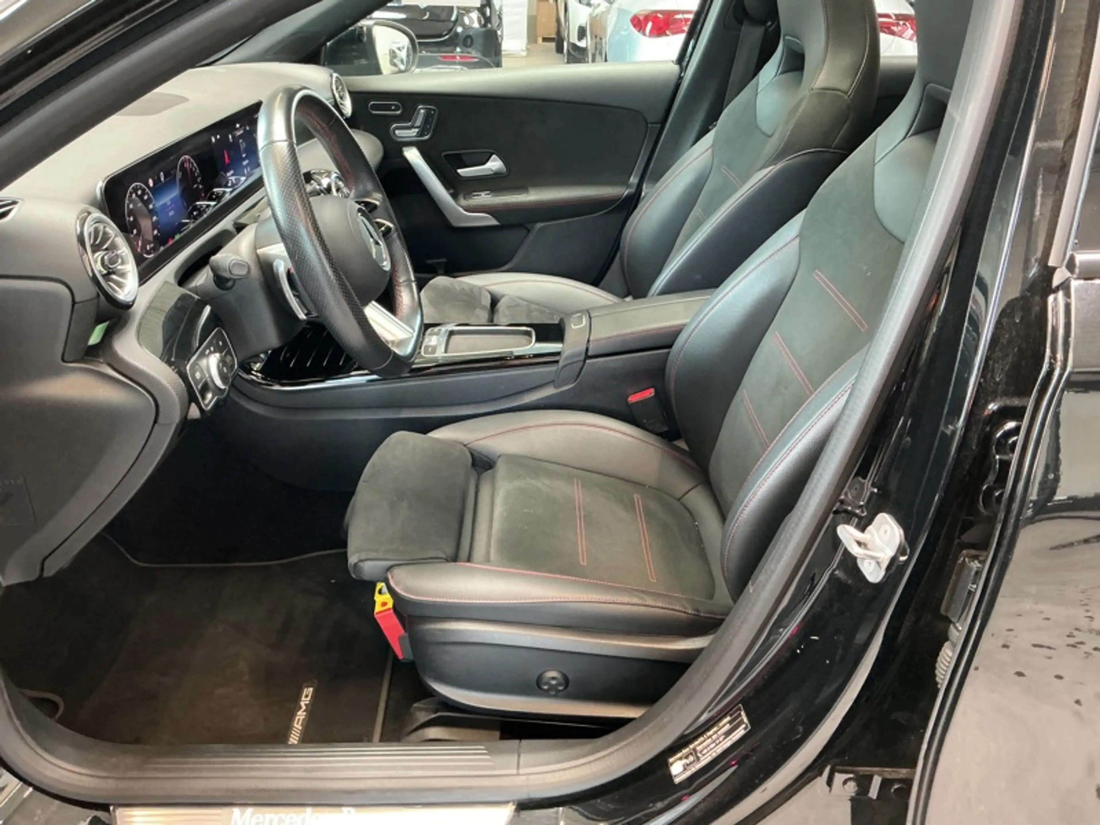 Mercedes-Benz A 250 e AMG Pack Night Toit Pano — photo 8