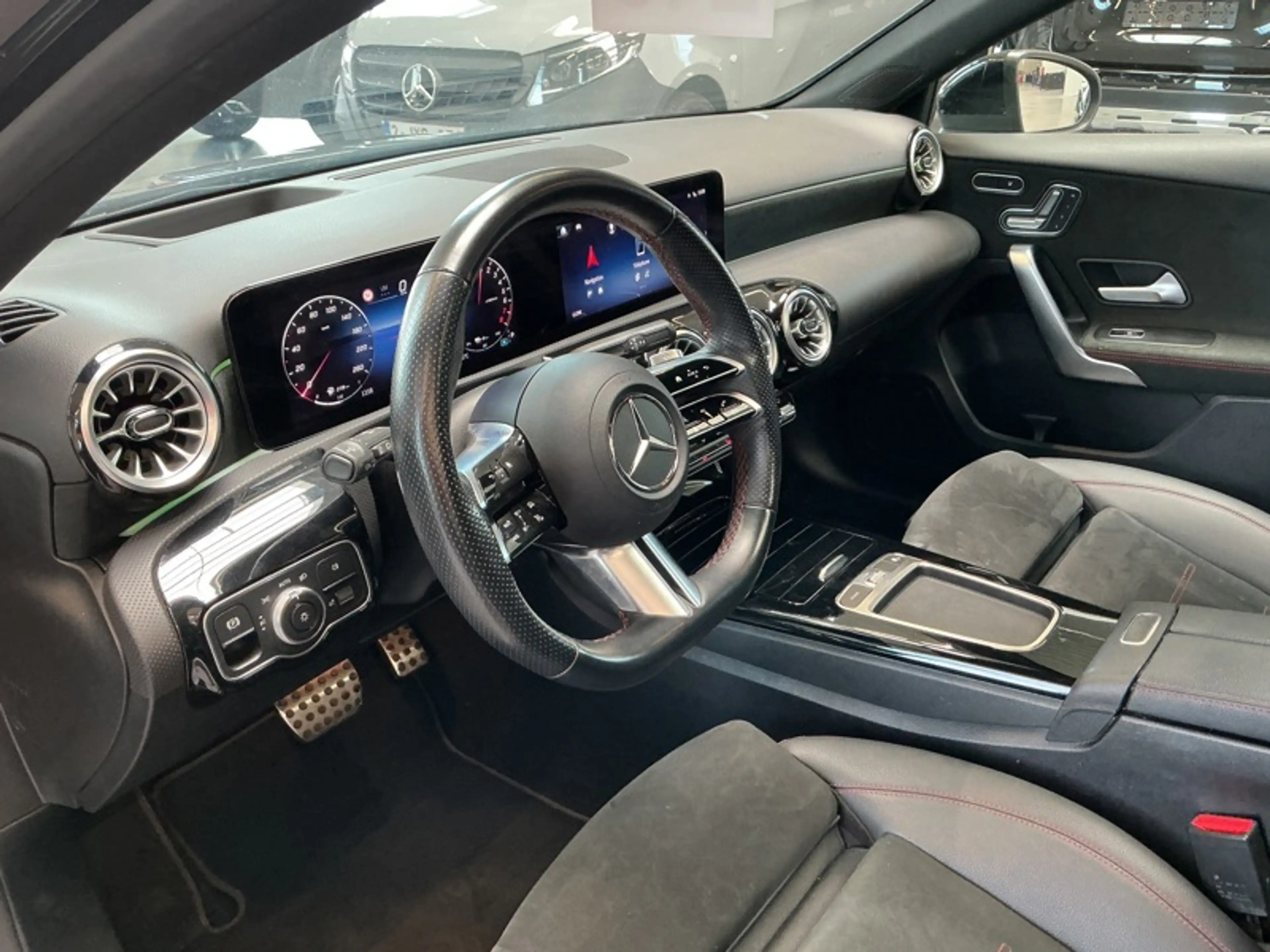Mercedes-Benz A 250 e AMG Pack Night Toit Pano — photo 6