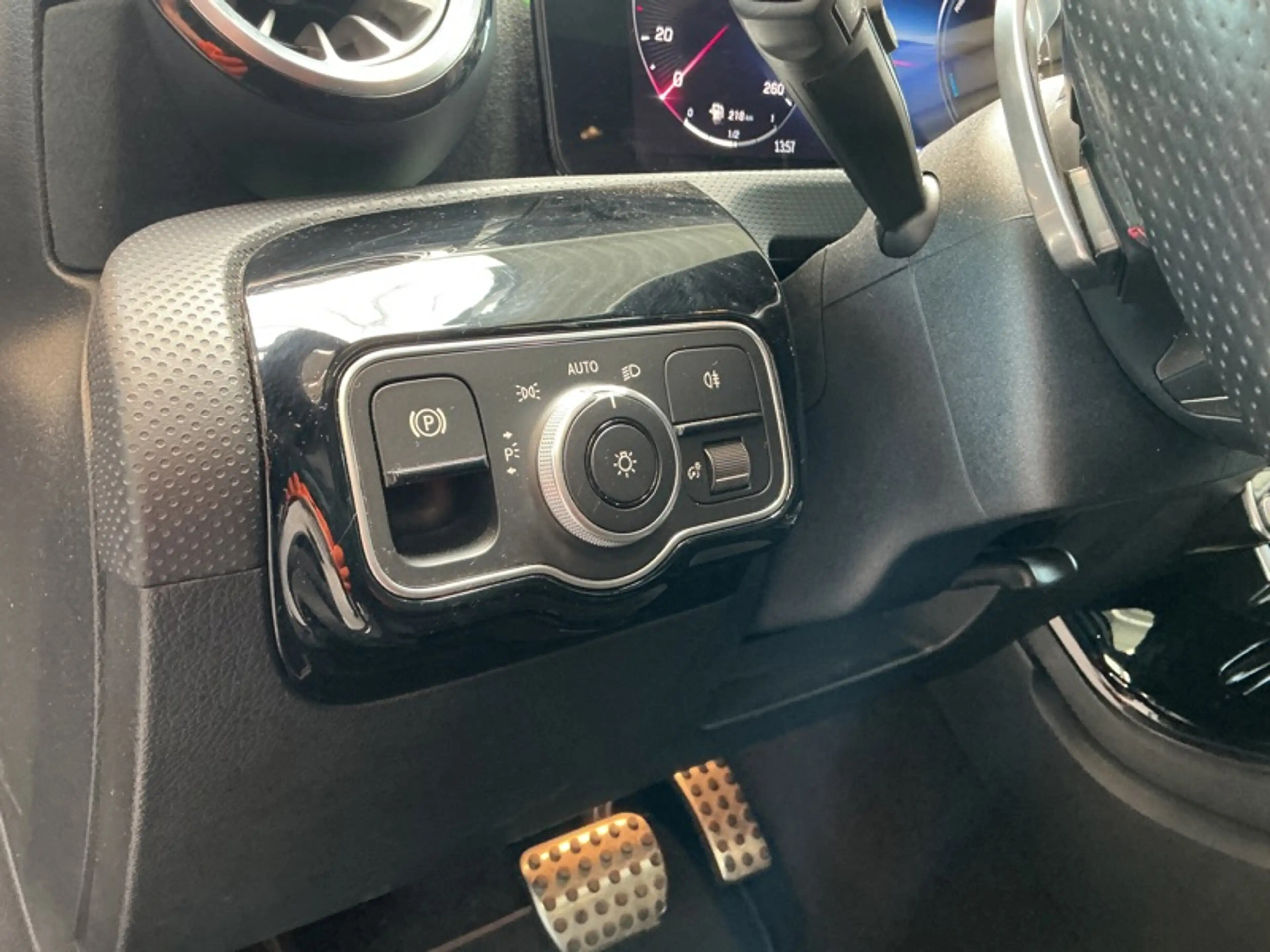 Mercedes-Benz A 250 e AMG Pack Night Toit Pano — photo 15