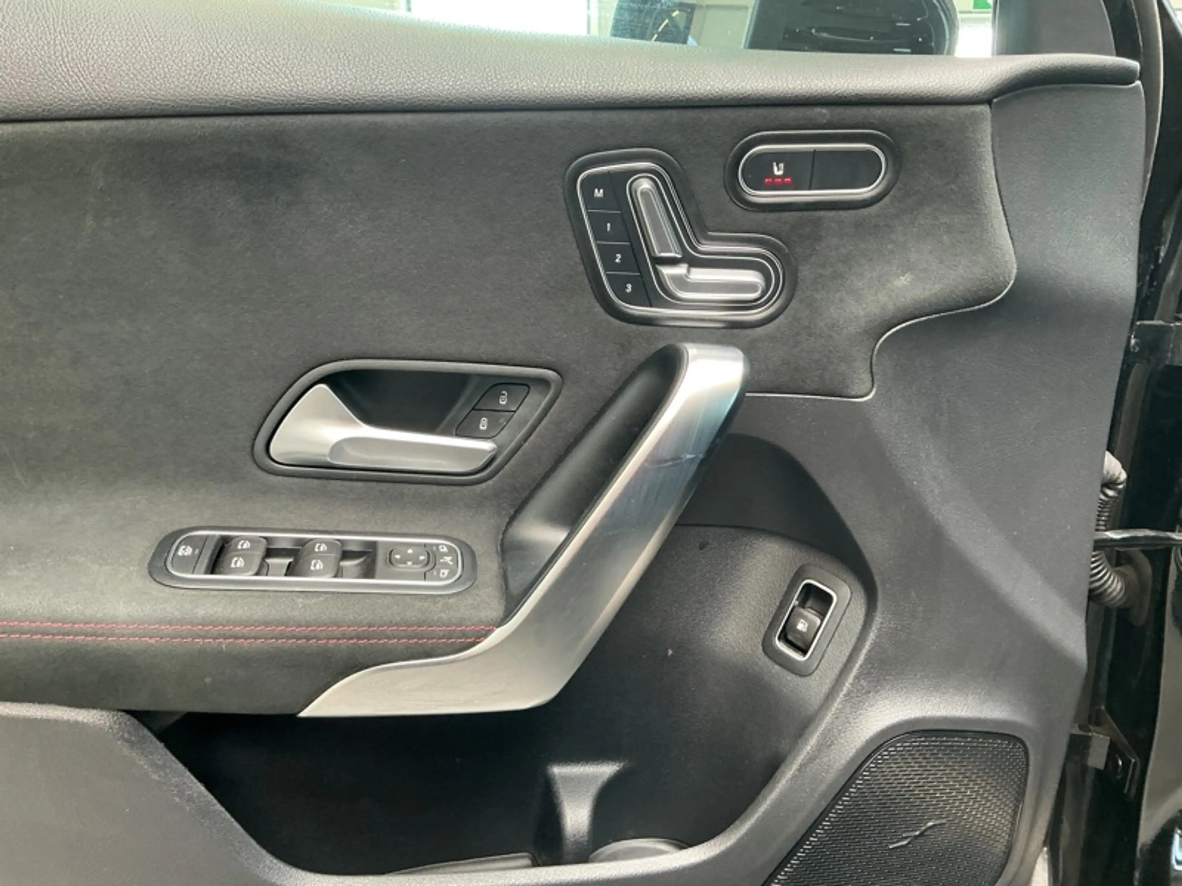 Mercedes-Benz A 250 e AMG Pack Night Toit Pano — photo 13