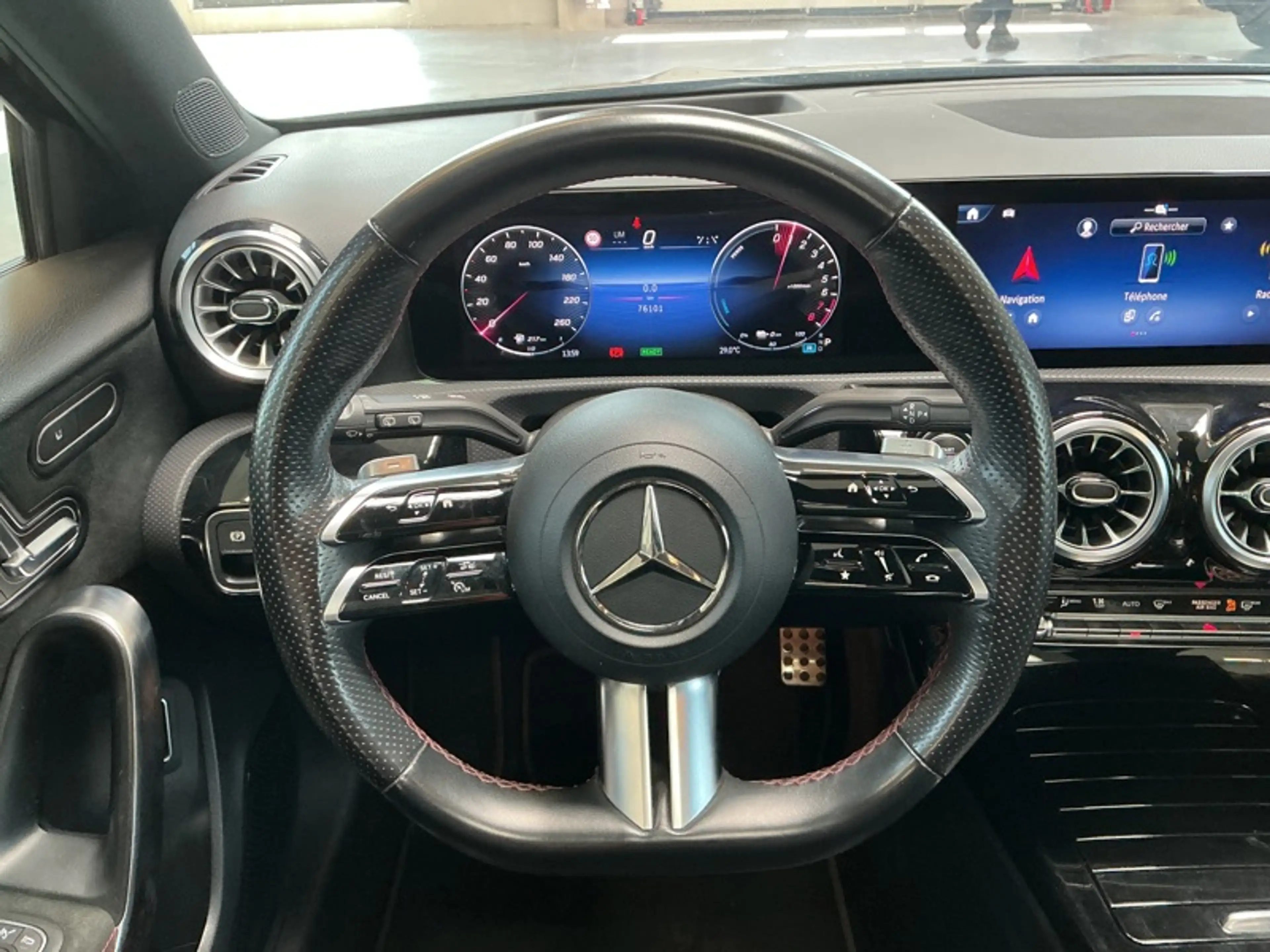 Mercedes-Benz A 250 e AMG Pack Night Toit Pano — photo 3