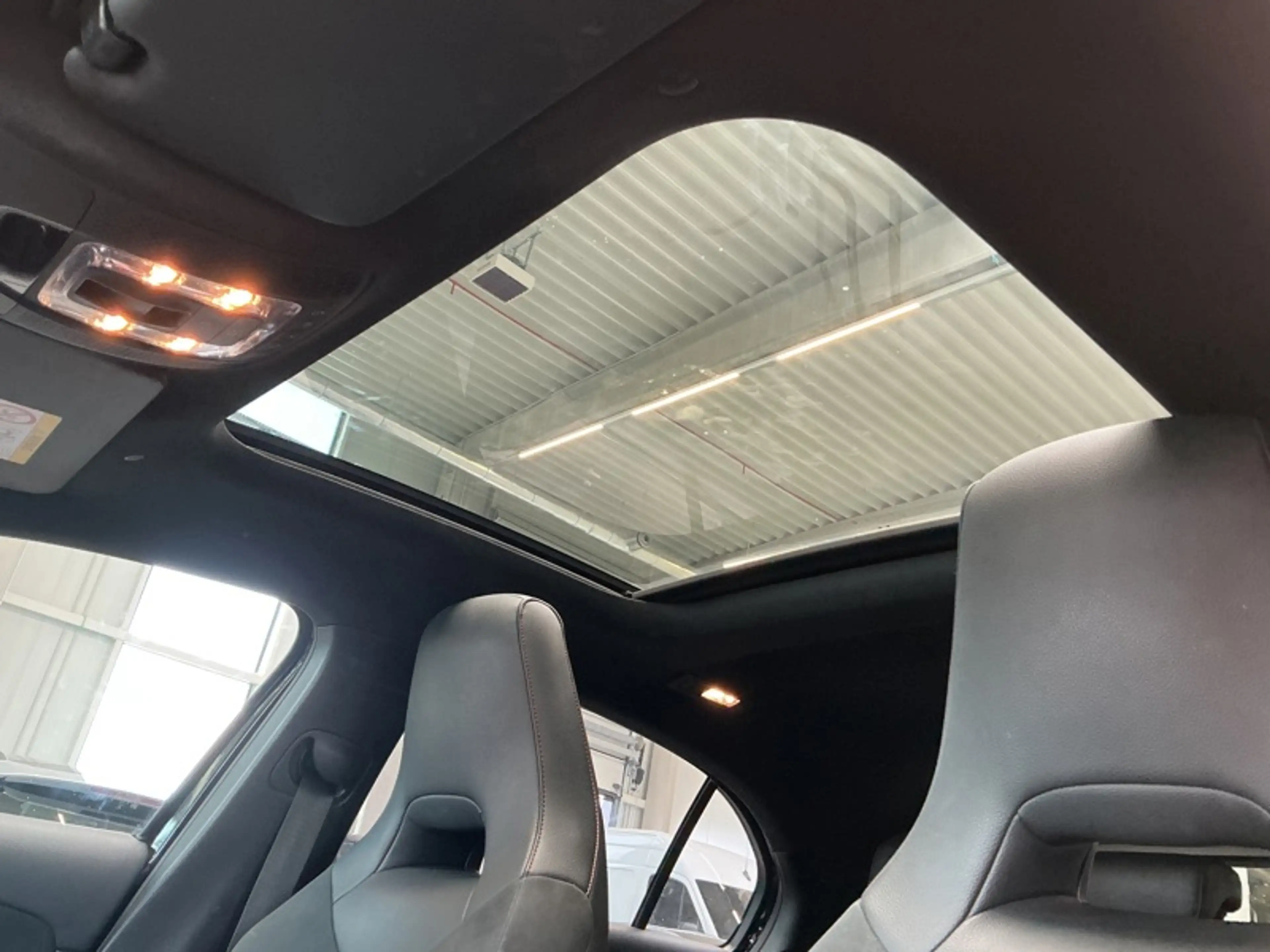 Mercedes-Benz A 250 e AMG Pack Night Toit Pano — photo 10