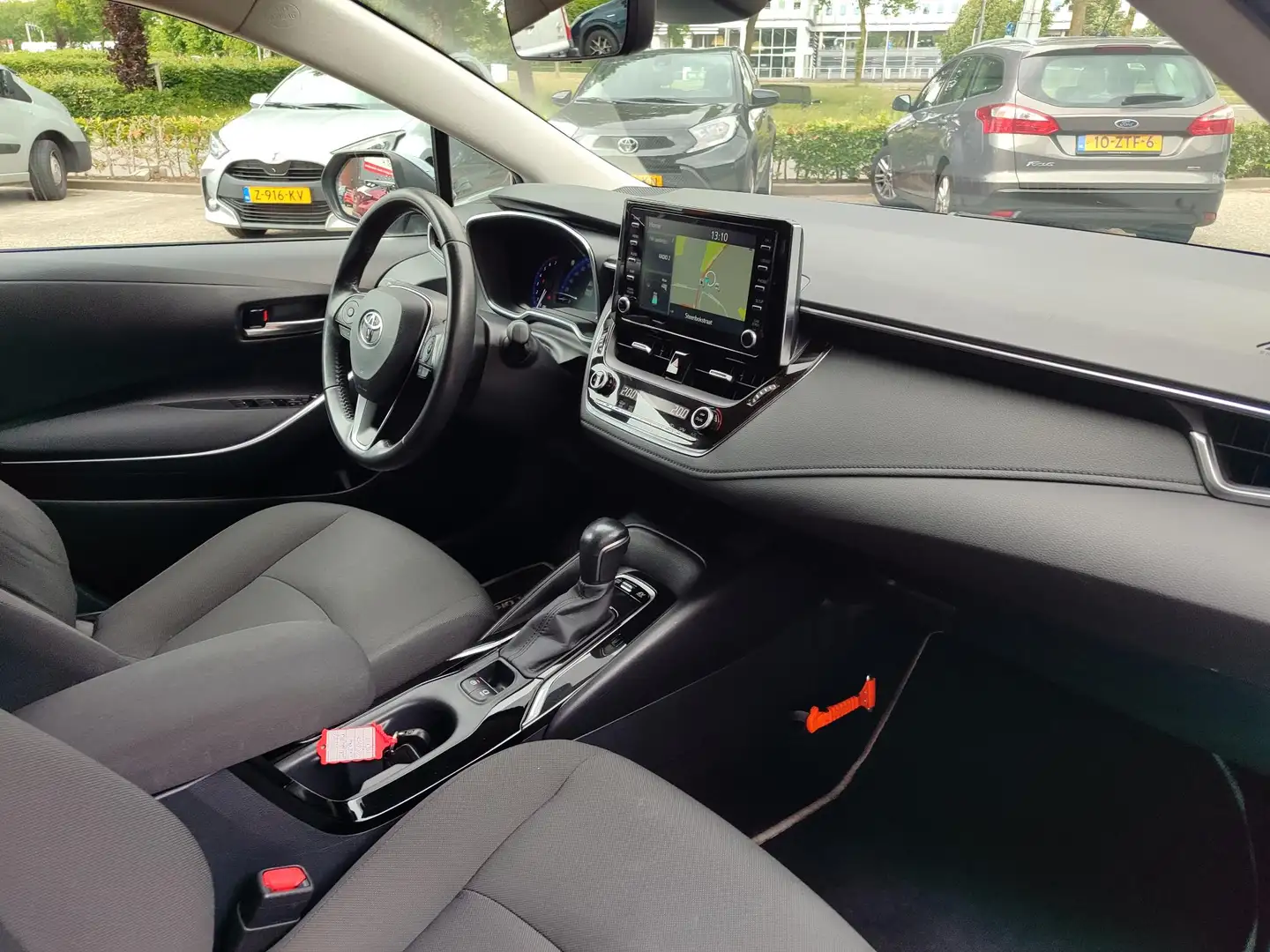 Toyota Corolla Sedan 1.8 HYBRID FIRST EDITION NL-AUTO 1E-EIG VOLL Gri - 2