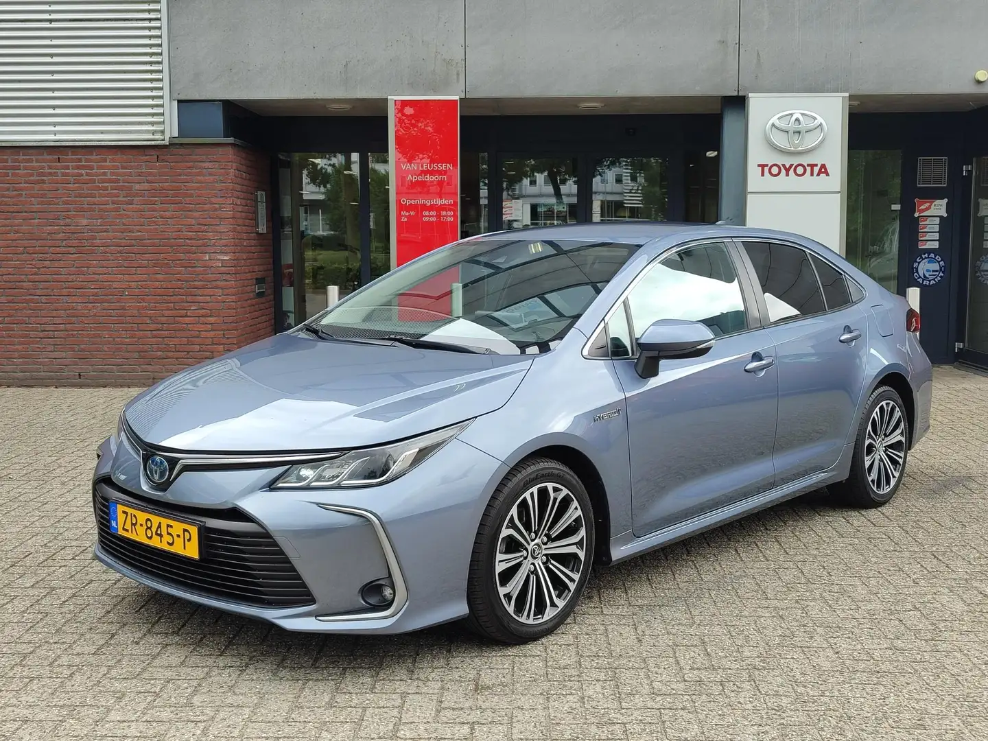 Toyota Corolla Sedan 1.8 HYBRID FIRST EDITION NL-AUTO 1E-EIG VOLL Gri - 1