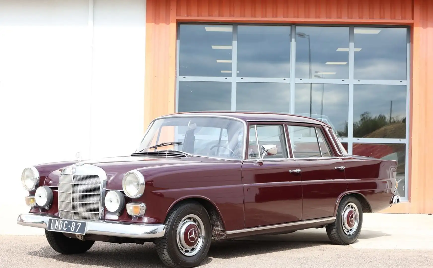 Mercedes-Benz 230 Mercedes W110 Heckflosse Dunkelrot 1967 Oro - 1