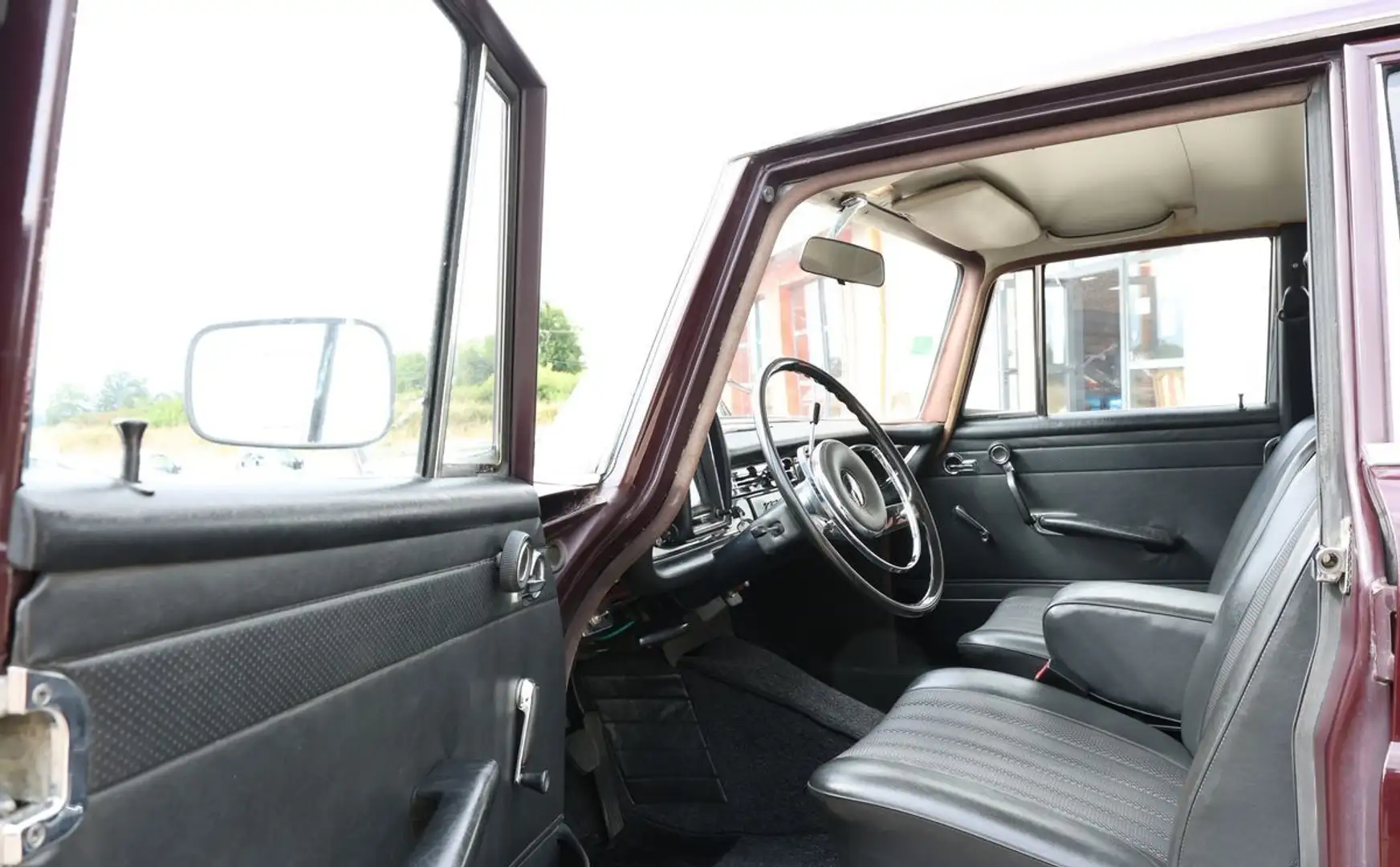 Mercedes-Benz 230 Mercedes W110 Heckflosse Dunkelrot 1967 Oro - 2