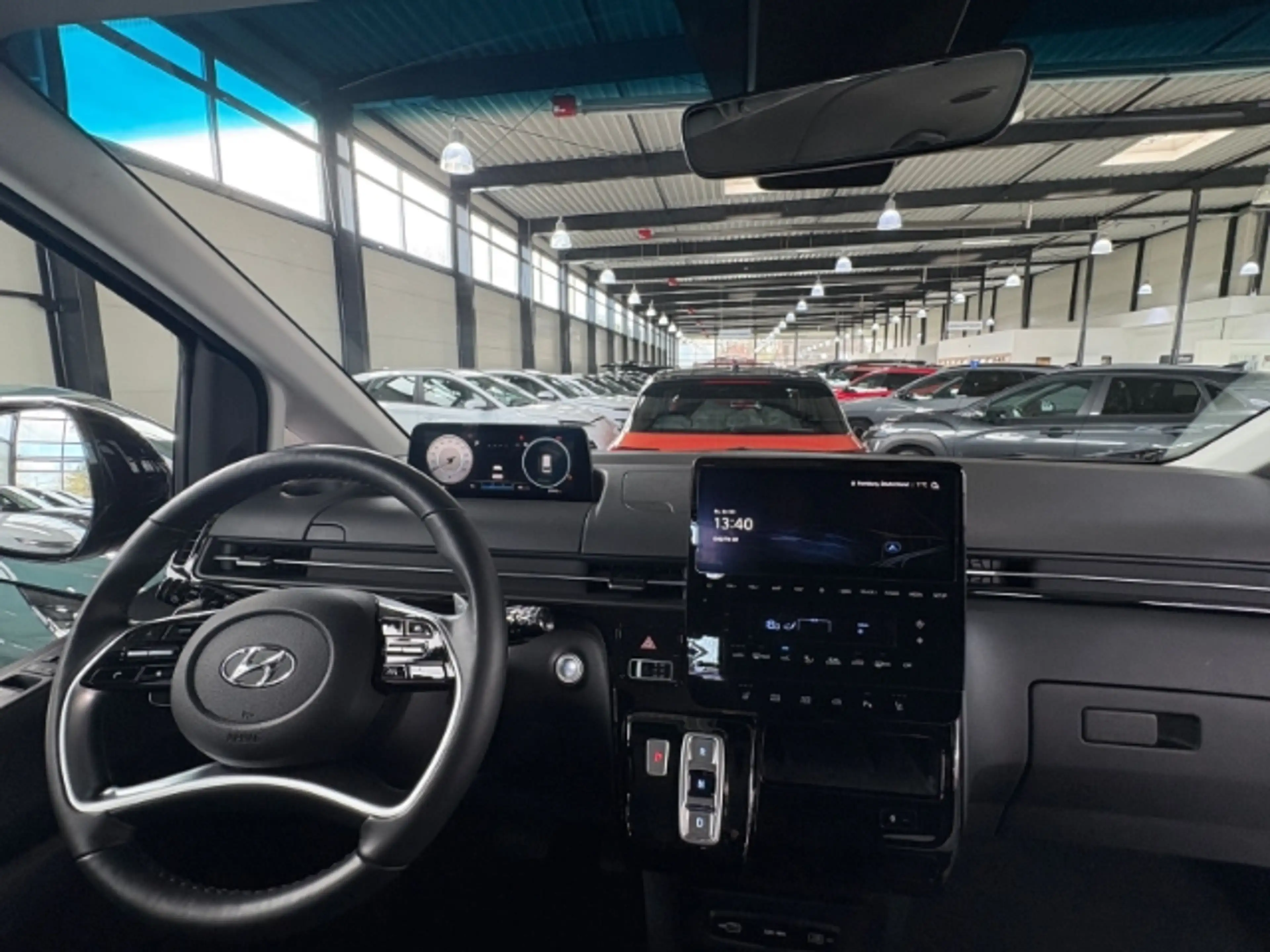 Hyundai STARIA Hyundai Trend Parkpaket Navi Digitales Cockpit 360 — photo 12