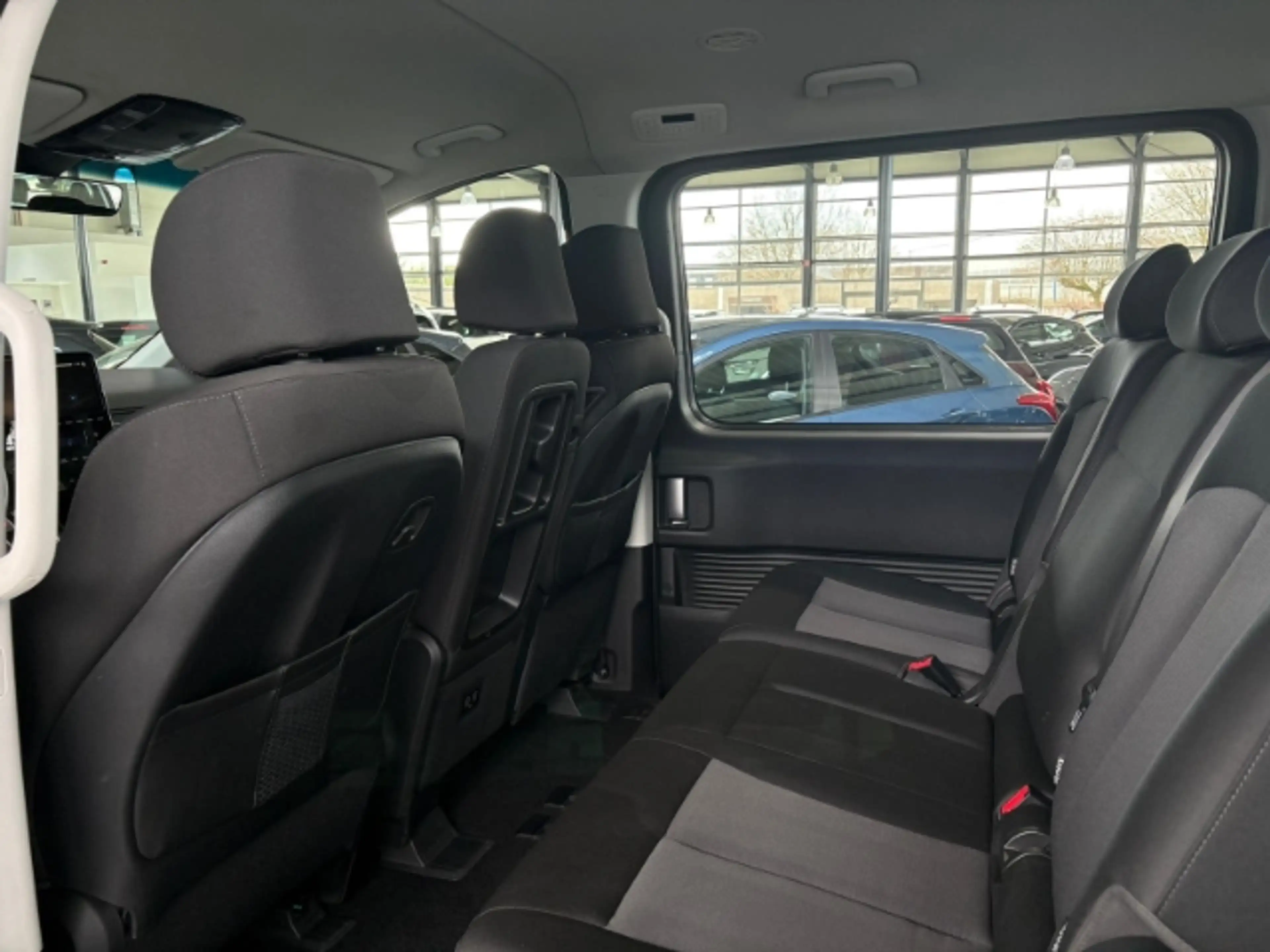 Hyundai STARIA Hyundai Trend Parkpaket Navi Digitales Cockpit 360 — photo 8