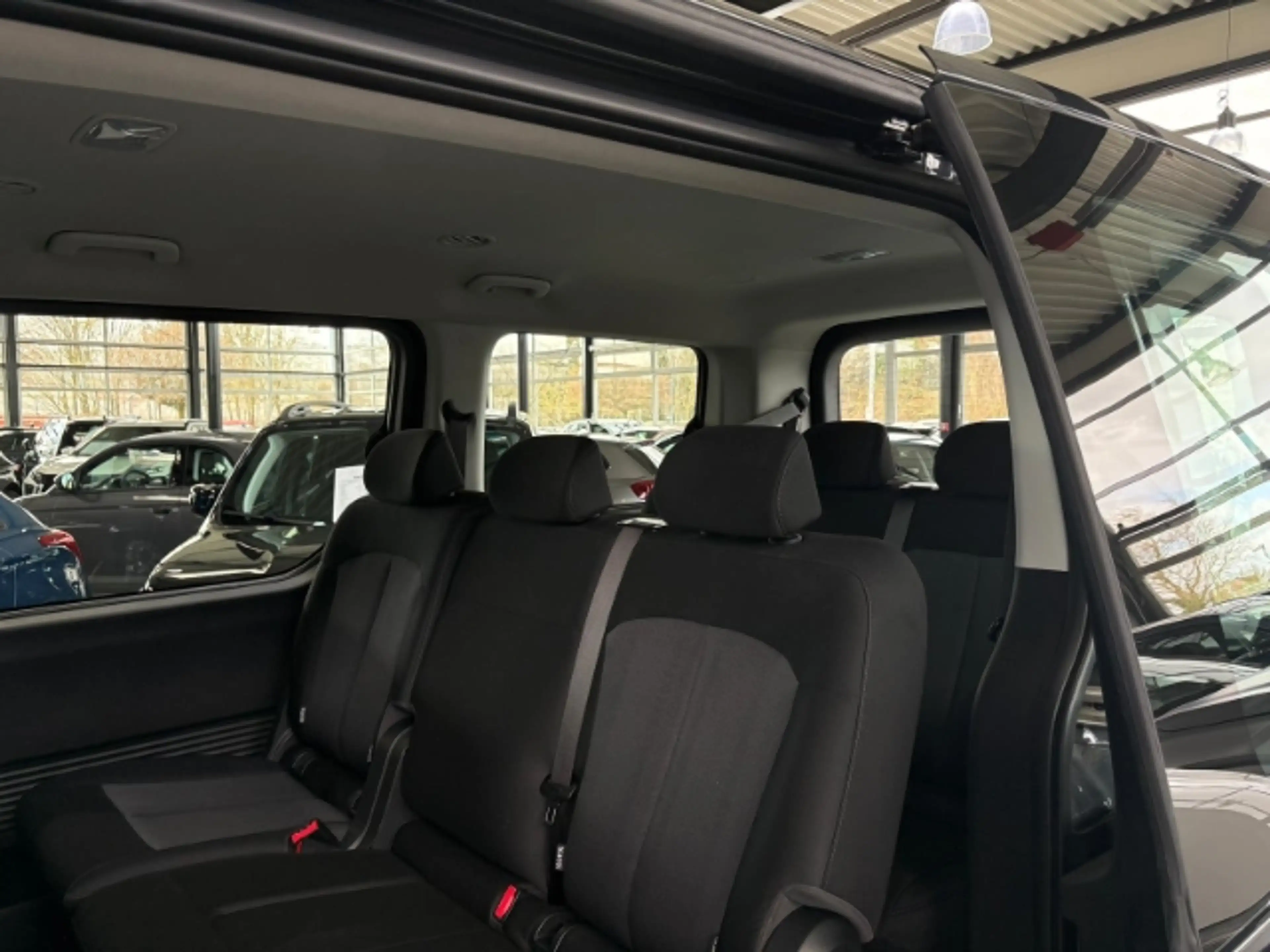Hyundai STARIA Hyundai Trend Parkpaket Navi Digitales Cockpit 360 — photo 9