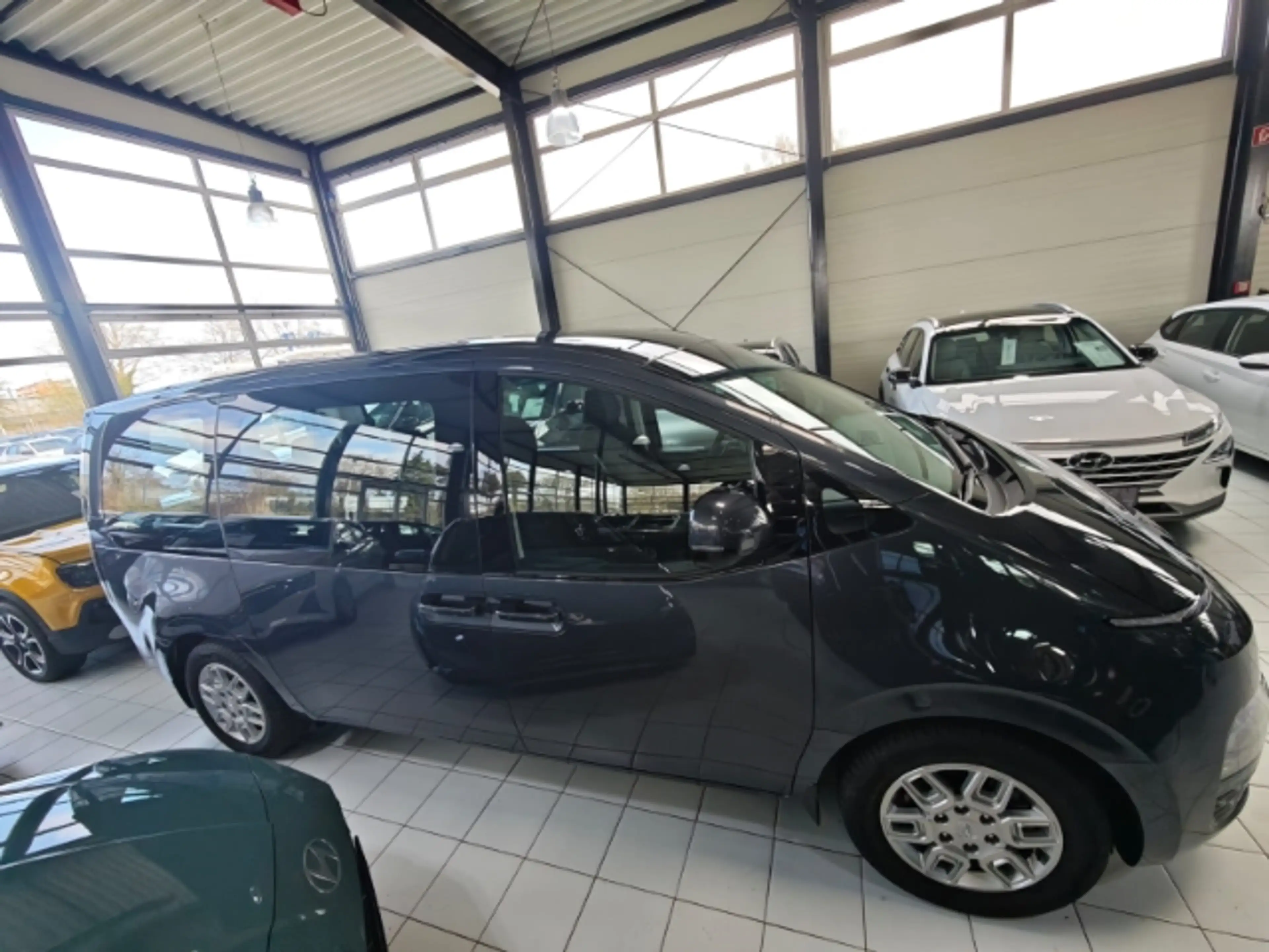 Hyundai STARIA Hyundai Trend Parkpaket Navi Digitales Cockpit 360 — photo 4