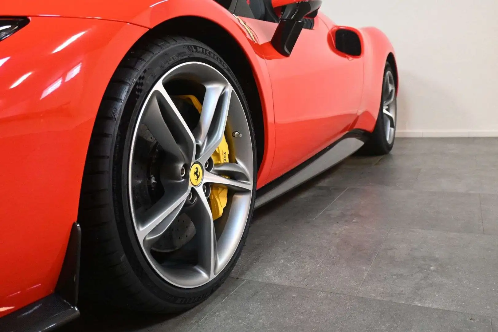 Ferrari 296 GTS*Carbon*Lift*Racing Seats*Neuwertig Rood - 2