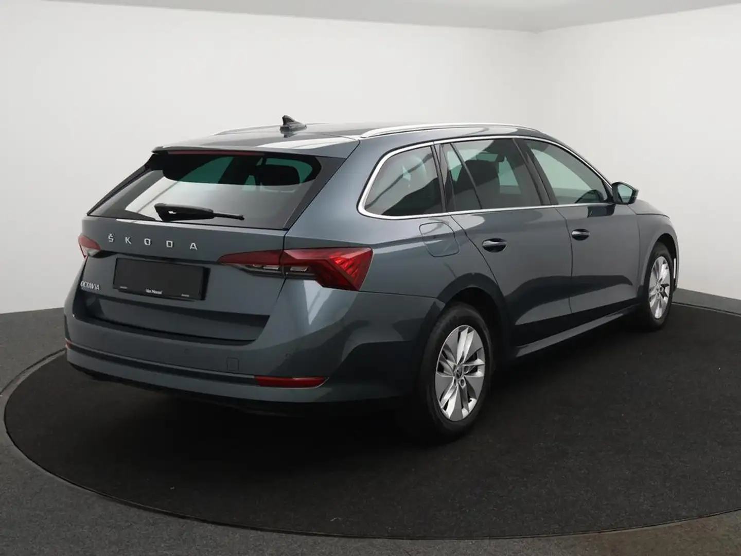 Skoda Octavia Octavia Combi Clever 2.0TDI 150PK *NAVI*PDC*CRUISE*ZETELVERWARMING*DIGITAL DASHBOARD*BLTH*.. Grau - 2