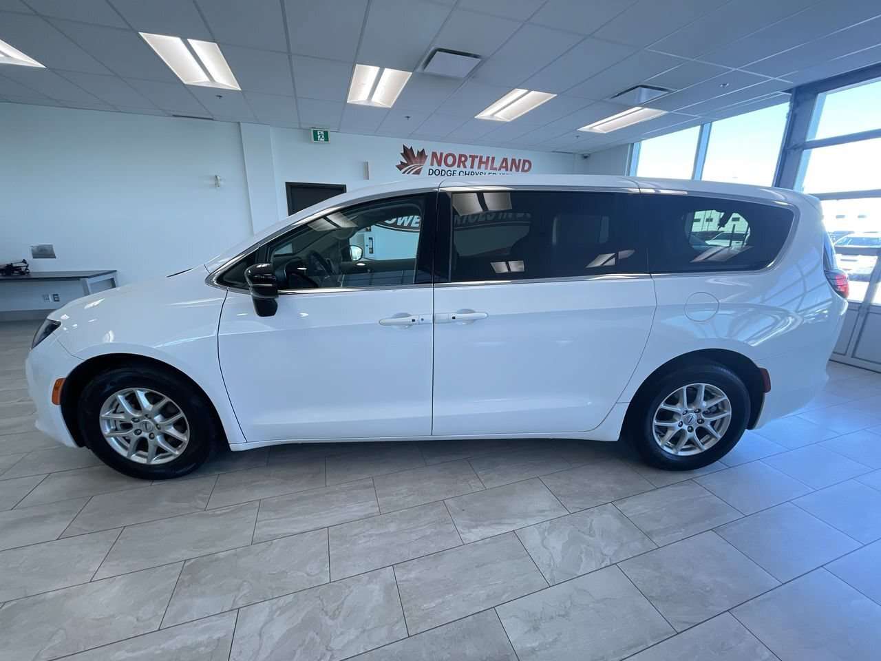 2024 Chrysler Grand Caravan SXT | FWD | NAV | Apple CarPlay | Remote Start | B — снимка 1