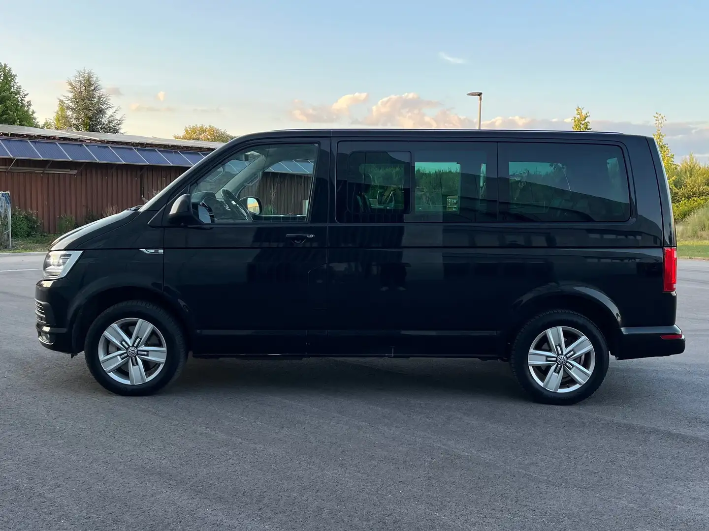 Volkswagen T6 Multivan DSG Kurz 4MOTION Schwarz - 2