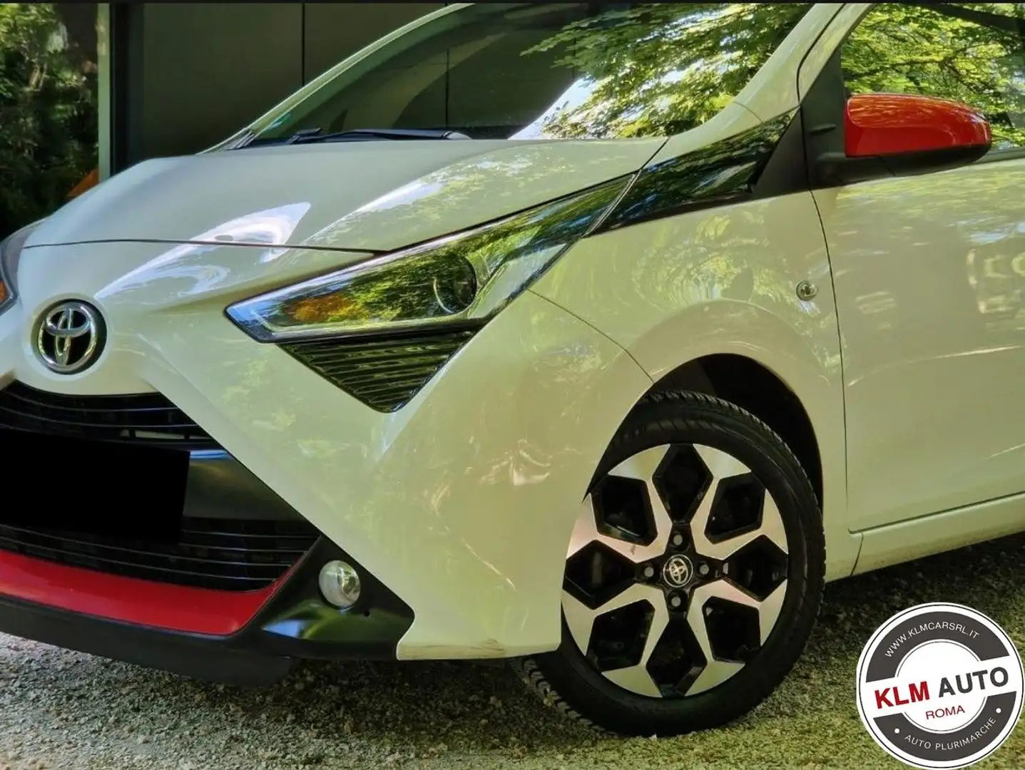 Toyota Aygo 1.0 VVT-i 72 CV 5 porte x-play connect Weiß - 2