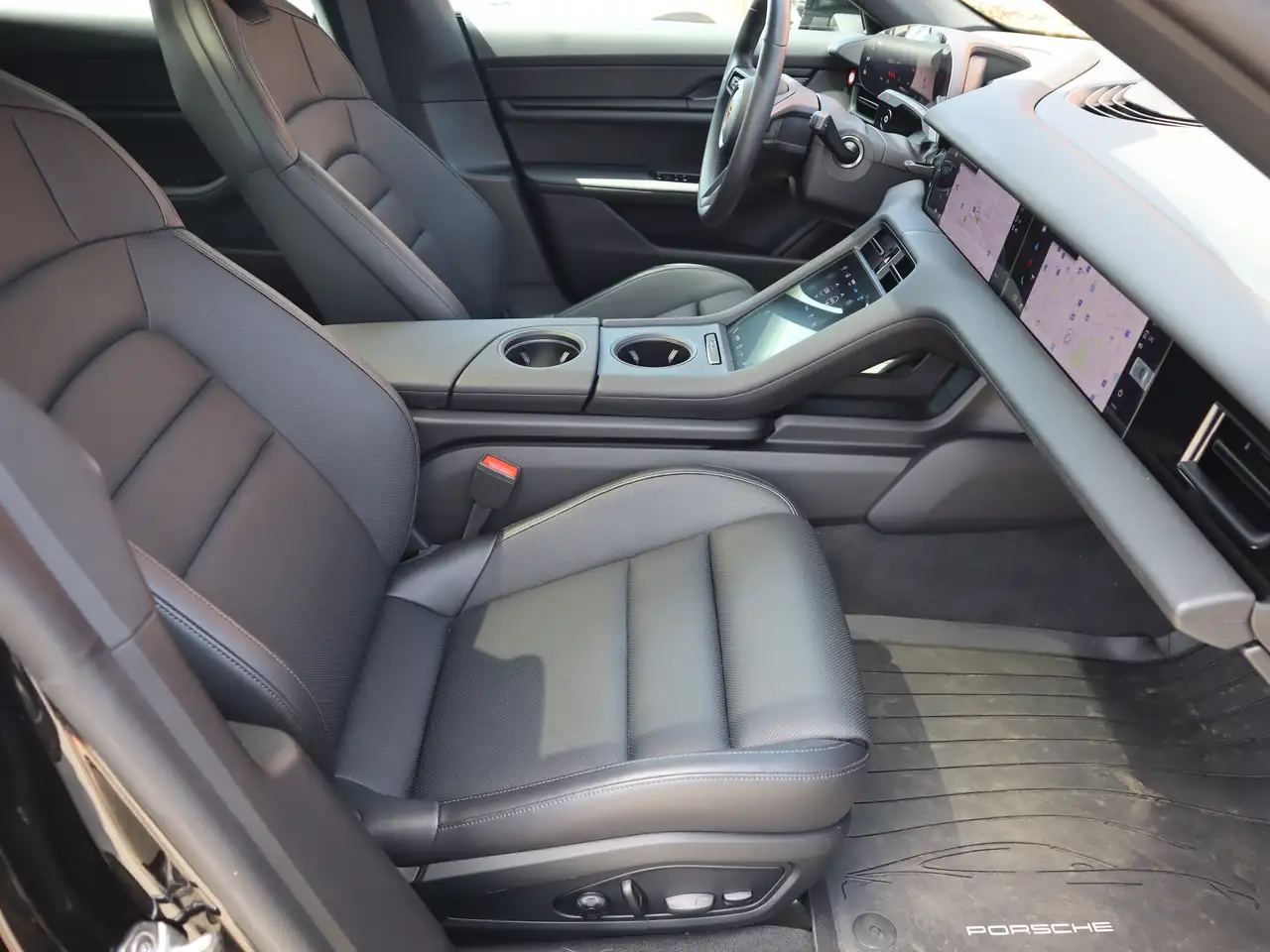 Porsche Taycan снимка Porsche Taycan