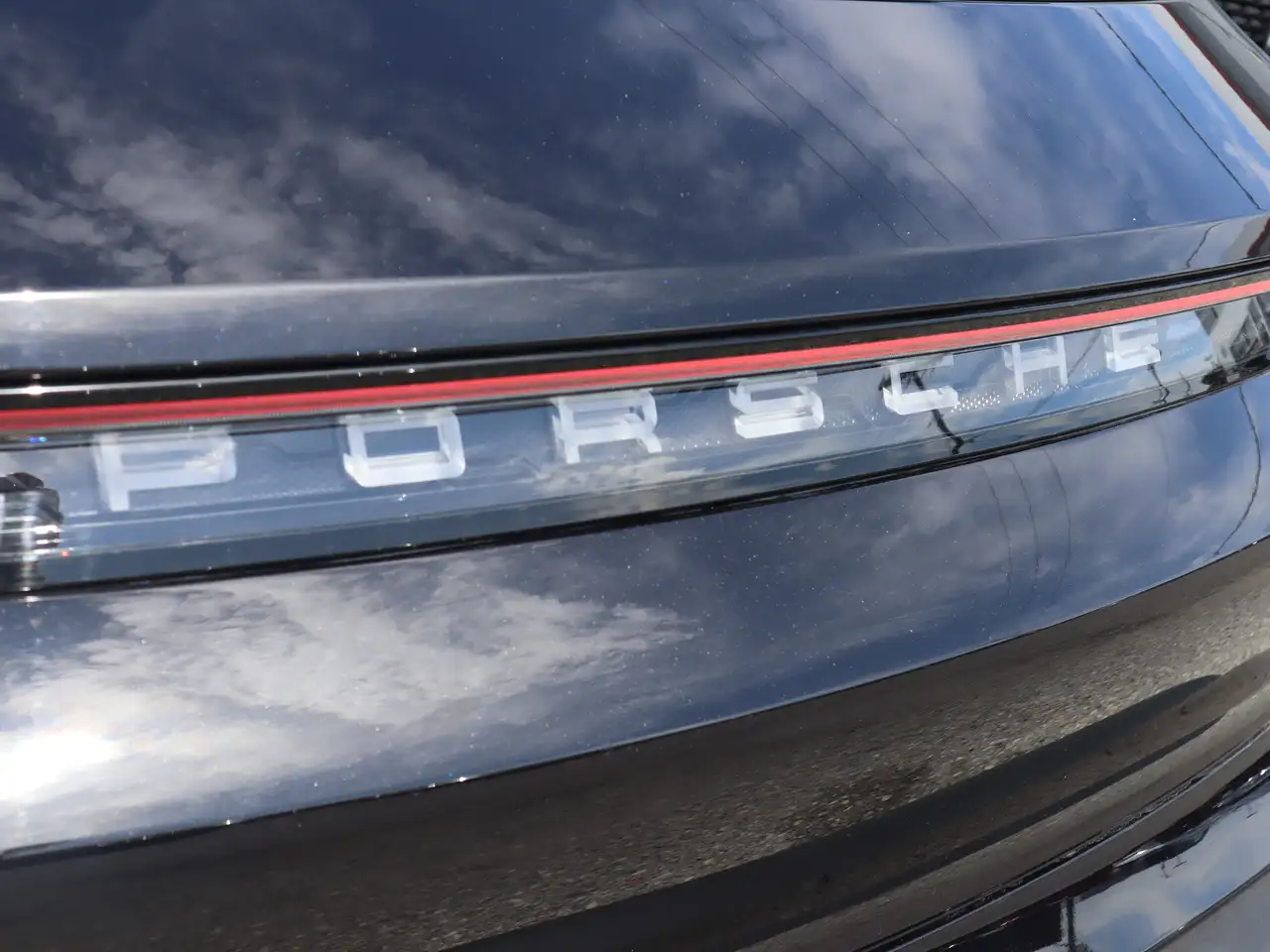 Porsche Taycan снимка Porsche Taycan