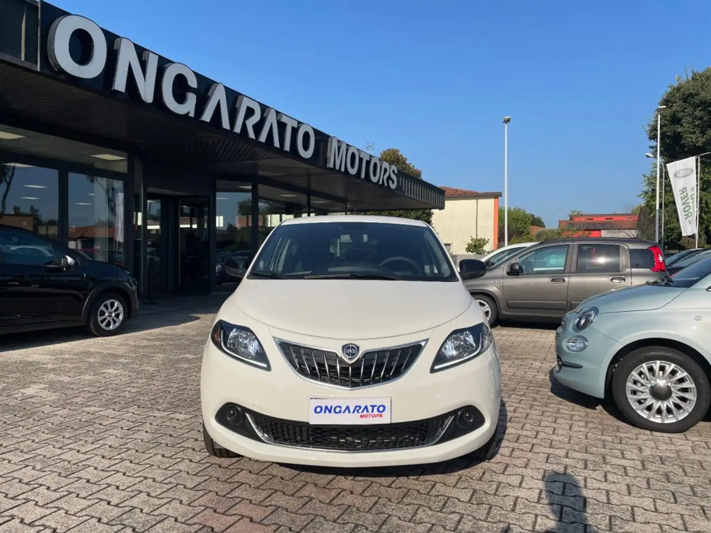 Lancia Ypsilon 1.0 FireFly 5 porte Hybrid Platino Bianco - 2