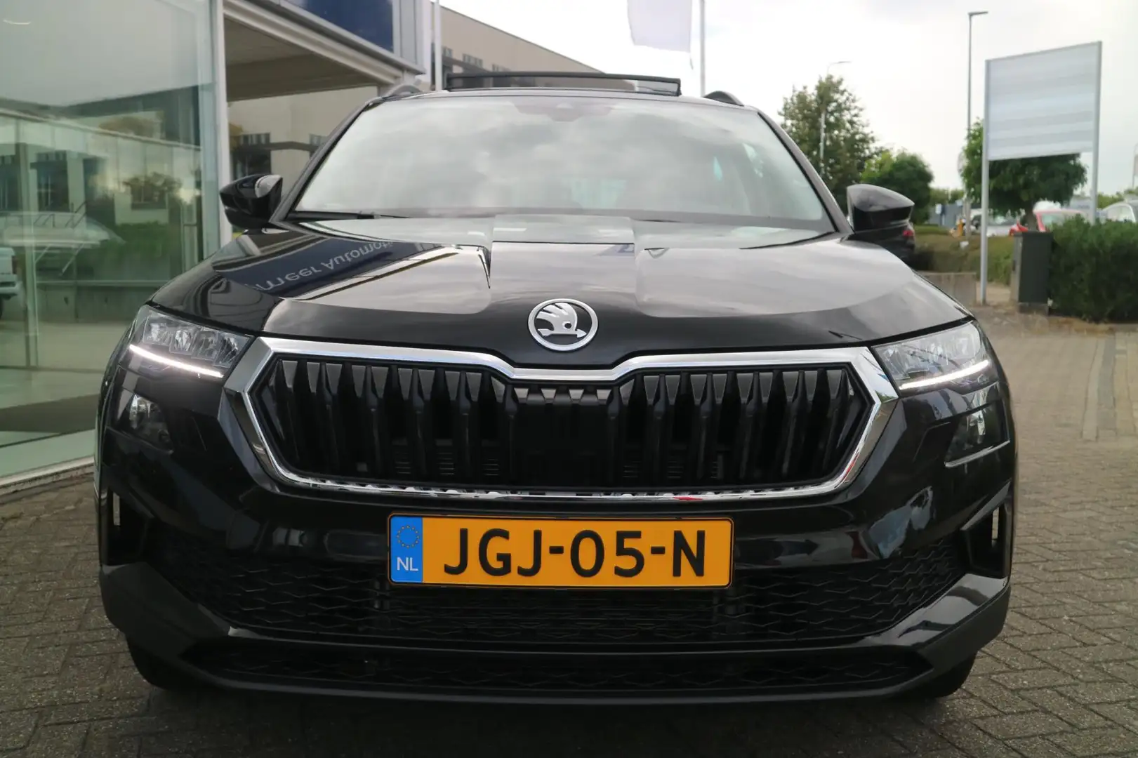 Skoda Karoq 1.5 TSI ACT Sportline Business / panoramadak / car Zwart - 2