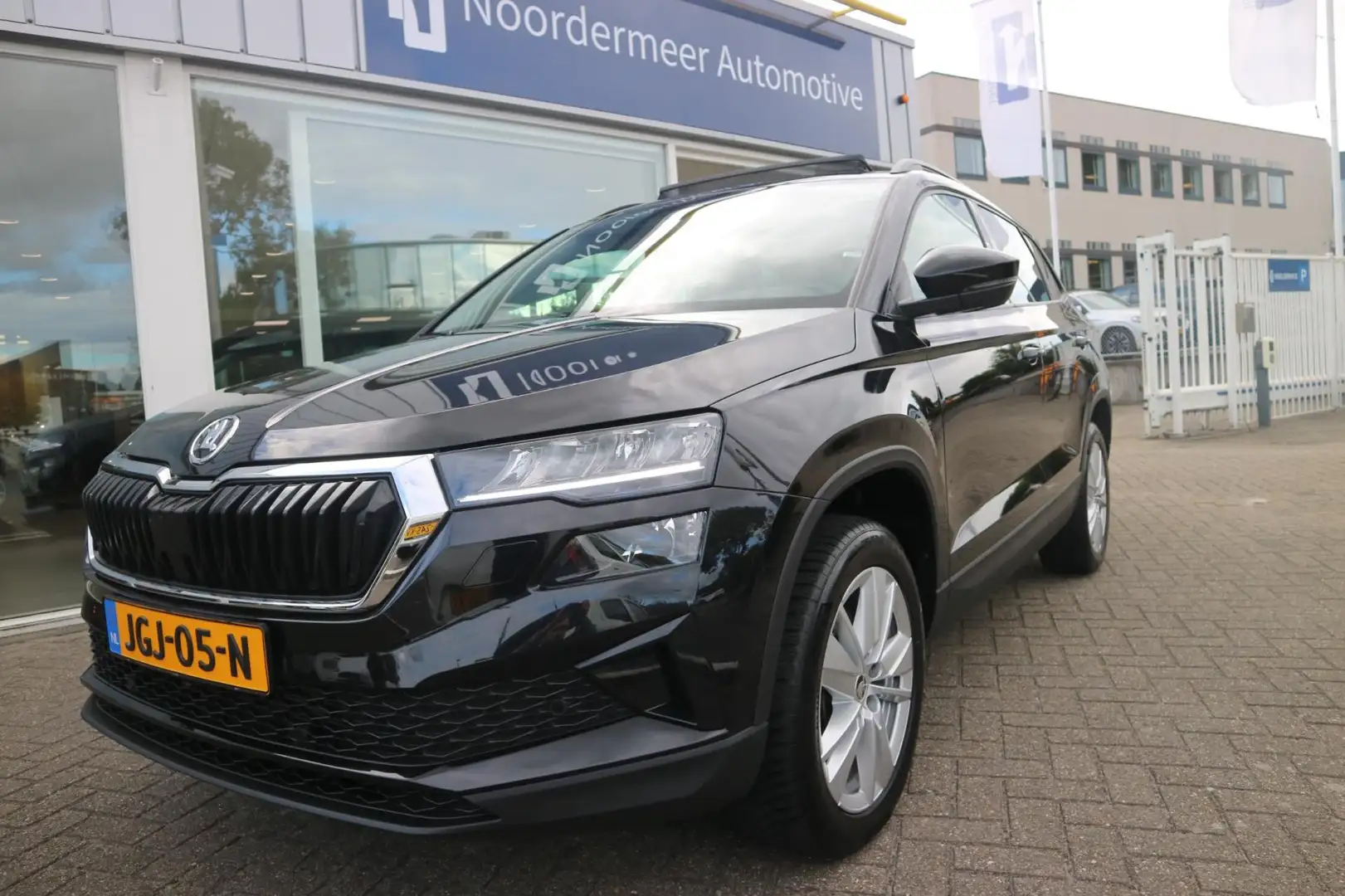 Skoda Karoq 1.5 TSI ACT Sportline Business / panoramadak / car Zwart - 1