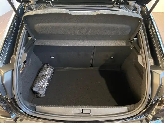 Peugeot 208 view 9