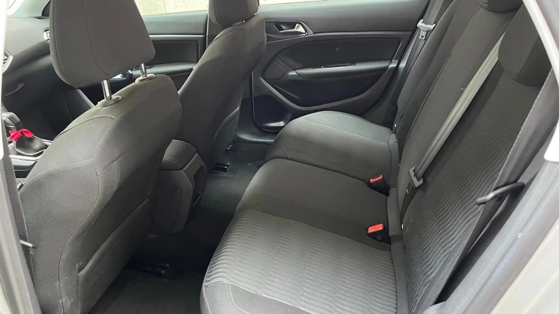 Peugeot 308 SW PureTech 110 Stop & Start Active Gris - 2