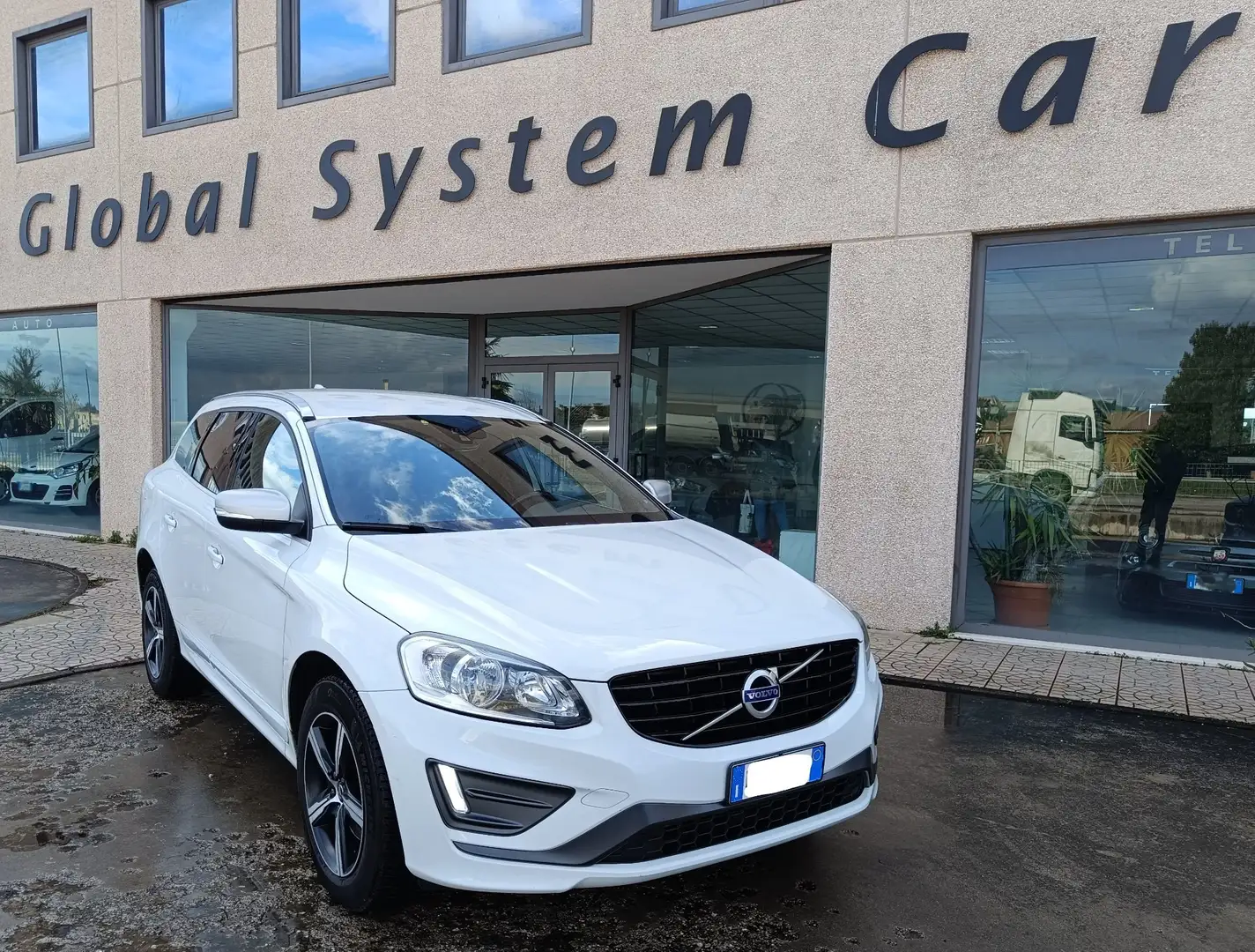 Volvo XC60 2.4 d4 R-design Kinetic awd 190cv geartronic White - 1