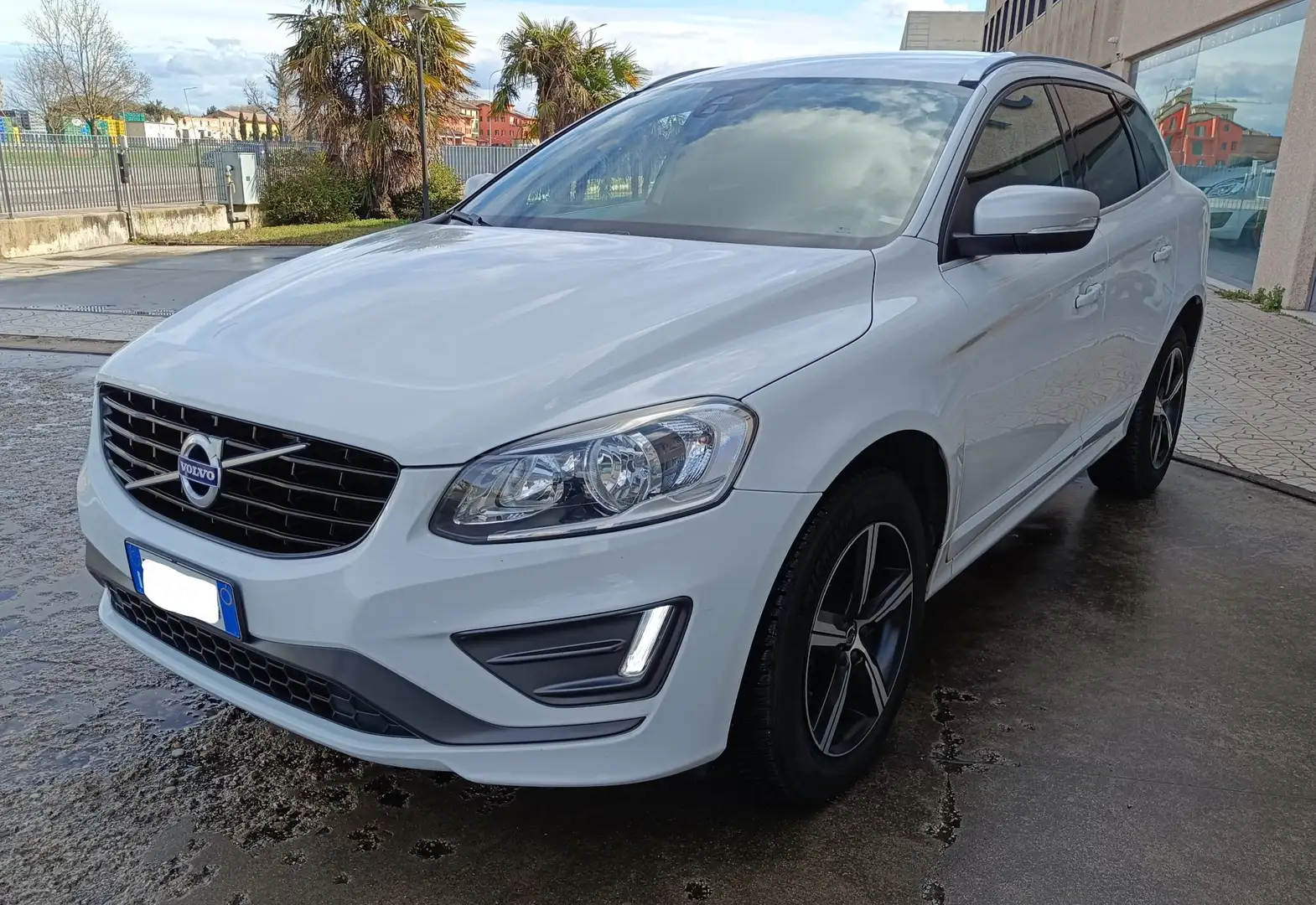 Volvo XC60 2.4 d4 R-design Kinetic awd 190cv geartronic White - 2