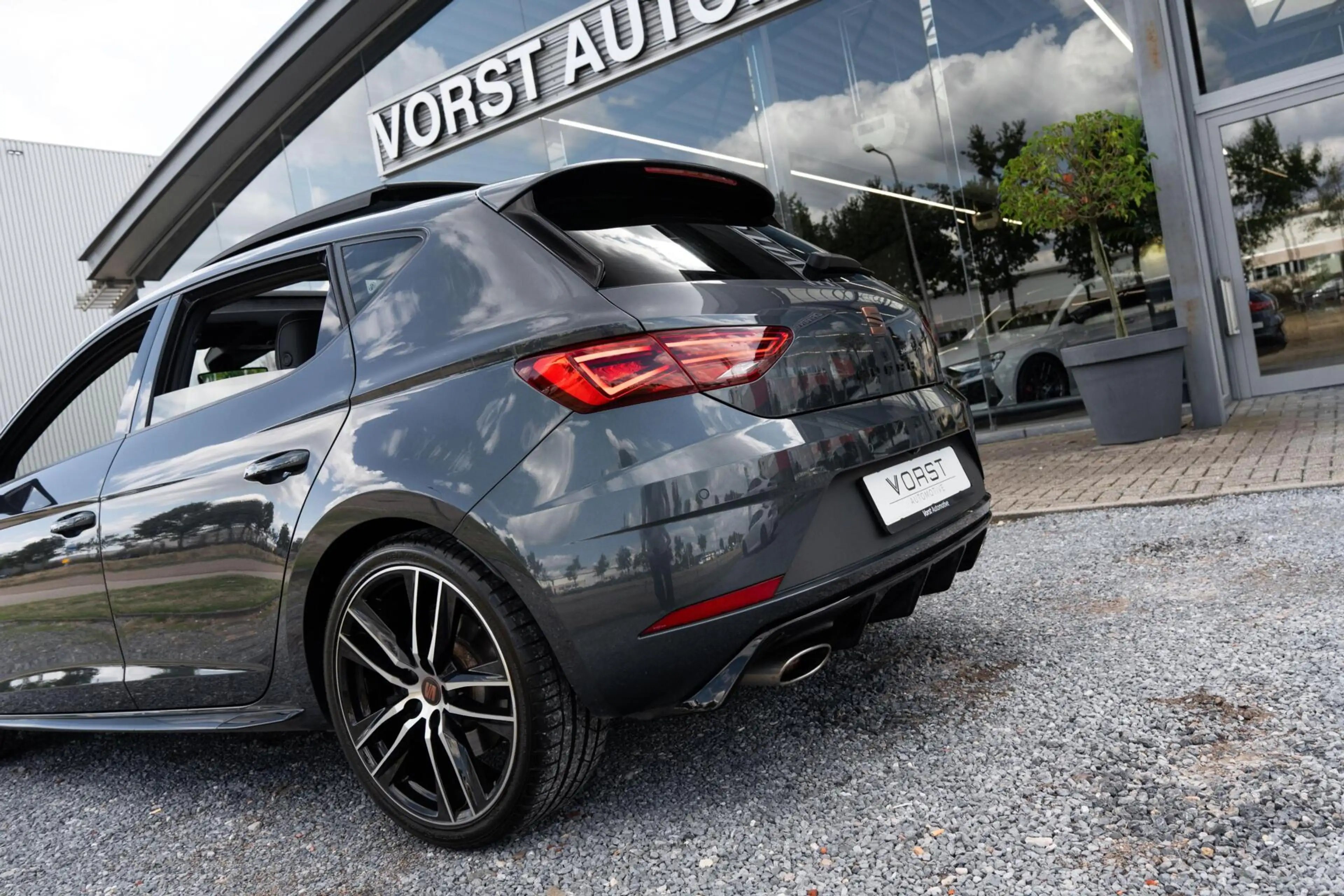 SEAT Leon 2.0 TSI CUPRA Ultimate Edition Pano Beats Carbon — photo 14