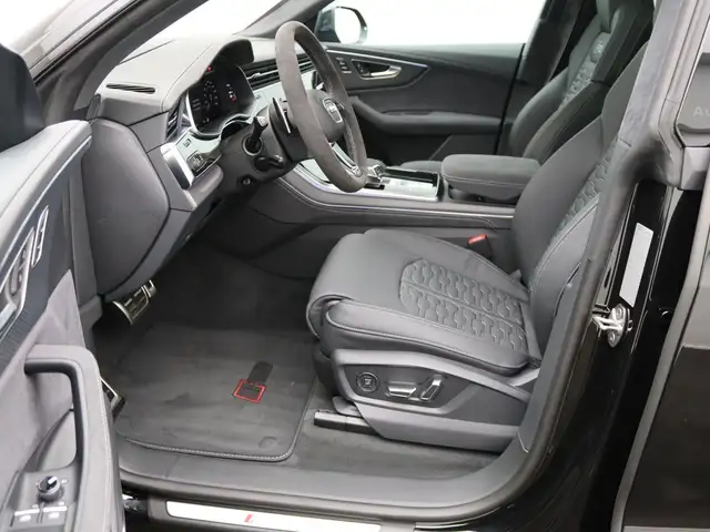 Audi RS Q8 view 13