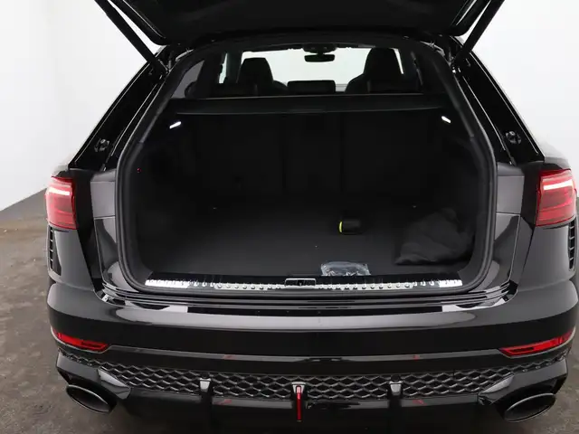 Audi RS Q8 view 8