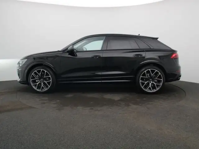 Audi RS Q8 view 4