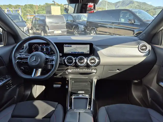 Mercedes-Benz GLA view 8
