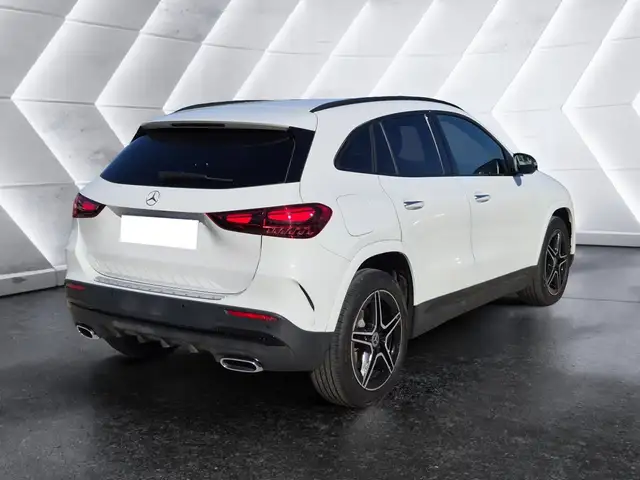 Mercedes-Benz GLA view 4
