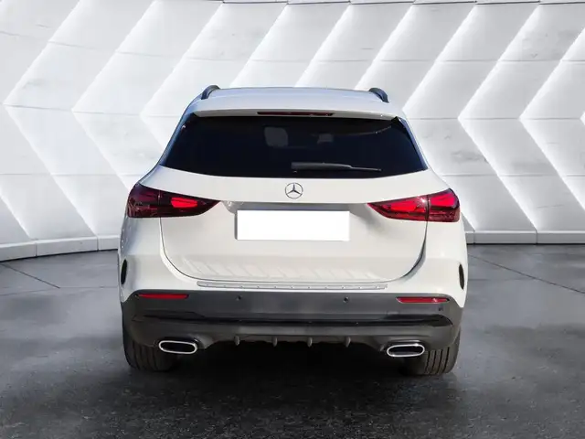 Mercedes-Benz GLA view 3