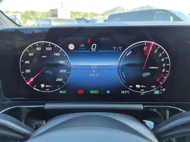 Mercedes-Benz GLA view 14