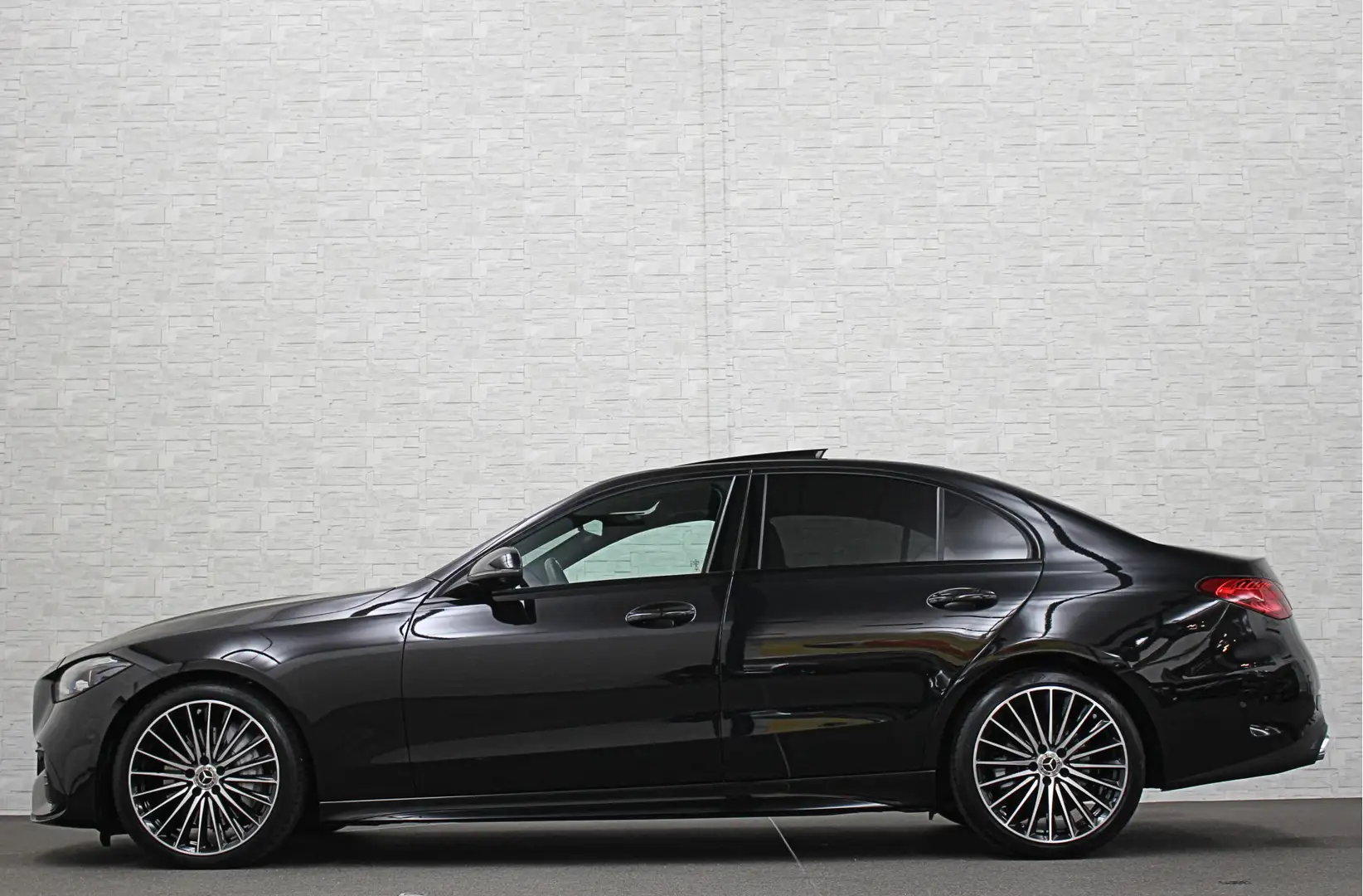 Mercedes-Benz C 300 Benzine 4MATIC AMG-Line | 360 Camera | Panorama | Zwart - 2