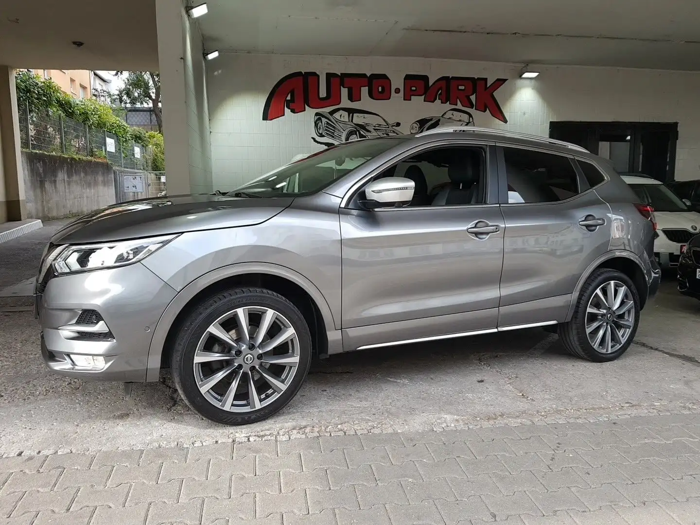 Nissan Qashqai Tekna/Pano.Glas/Automatik/Navi/Garantie/ Grau - 1