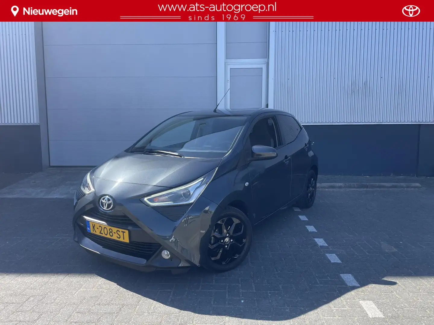 Toyota Aygo 1.0 VVT-i x-joy Grijs - 1