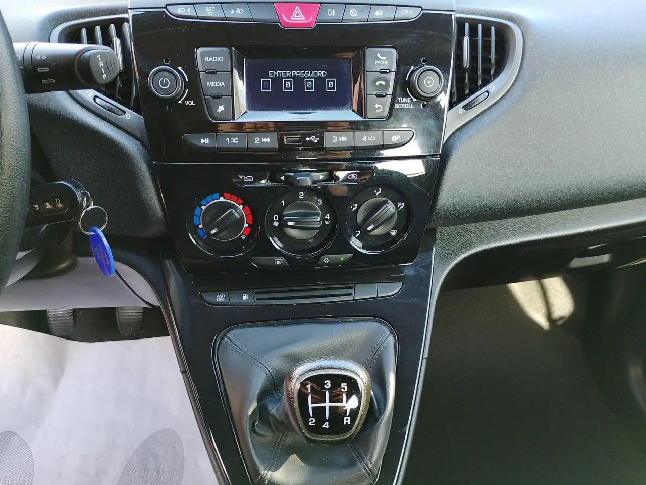 Lancia Ypsilon 2021 — фото 14