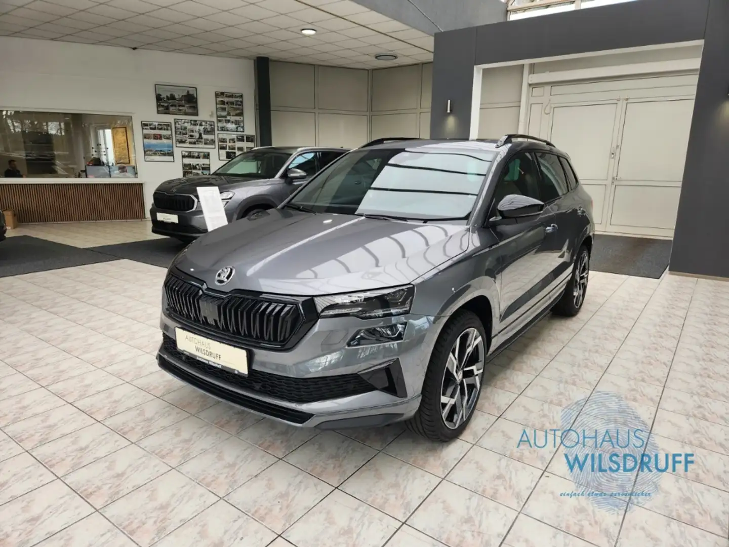 Skoda Karoq 1.5 TSi Sportline 19 Zoll AHK Matrix 360° Grau - 2