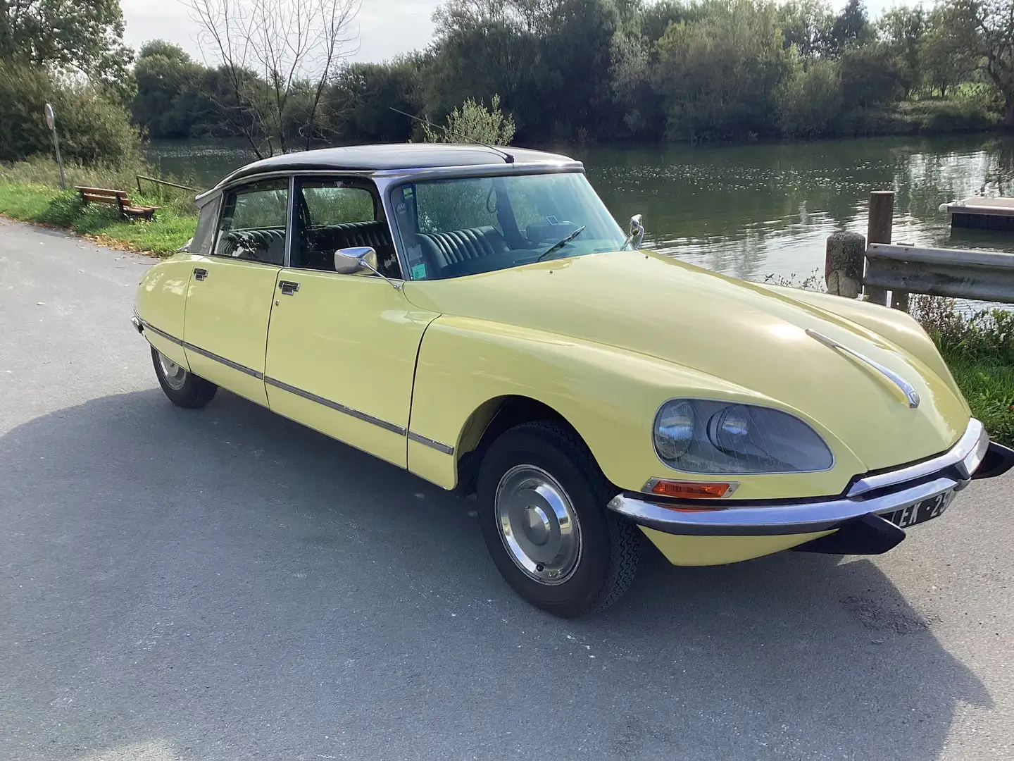 Citroen DS 20 Pallas Yellow - 2