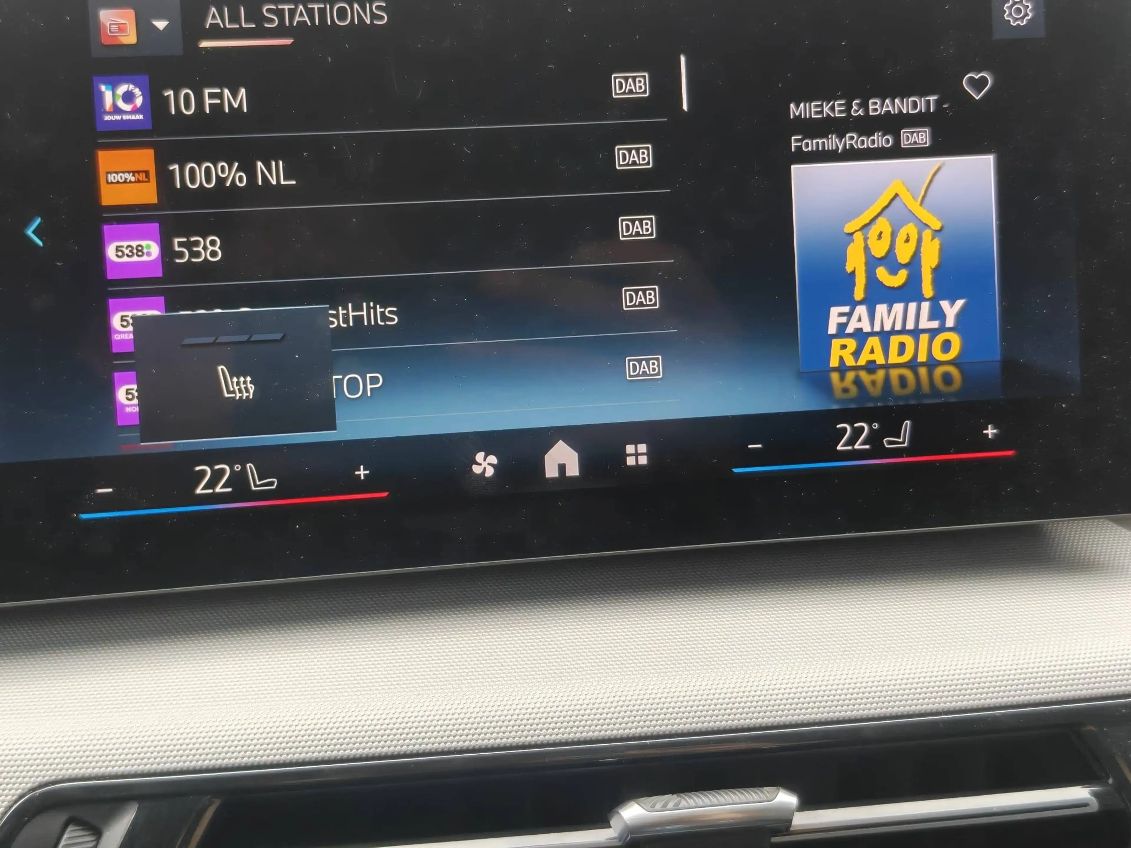 BMW iX1 eDrive20 / Cruise / LED / apple / CAM / Zetelverwarming / 17" — photo 13