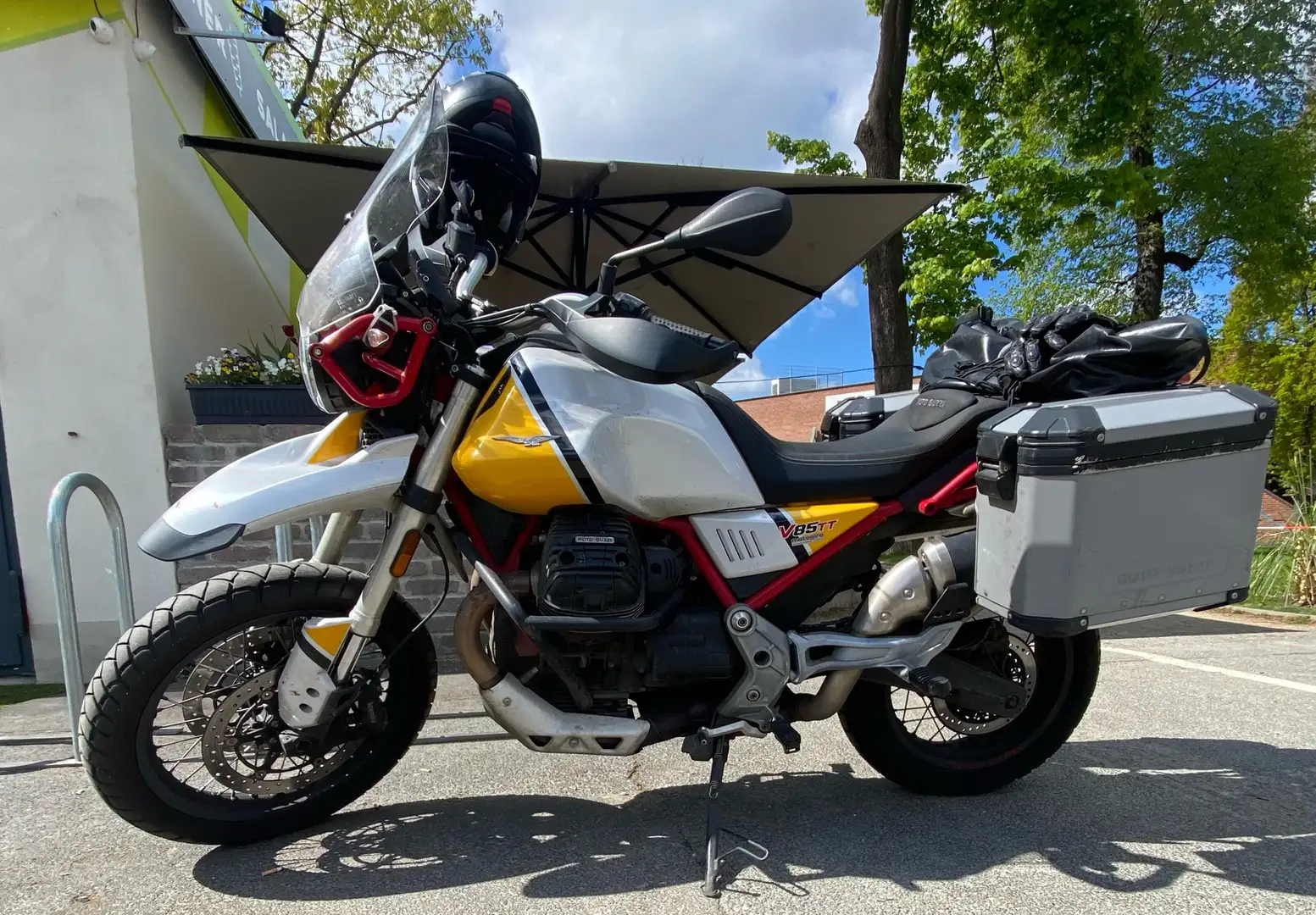 Moto Guzzi V 85 TT Reisezubehör, Griffheizung, hohe Scheibe, Koffer Gelb - 1