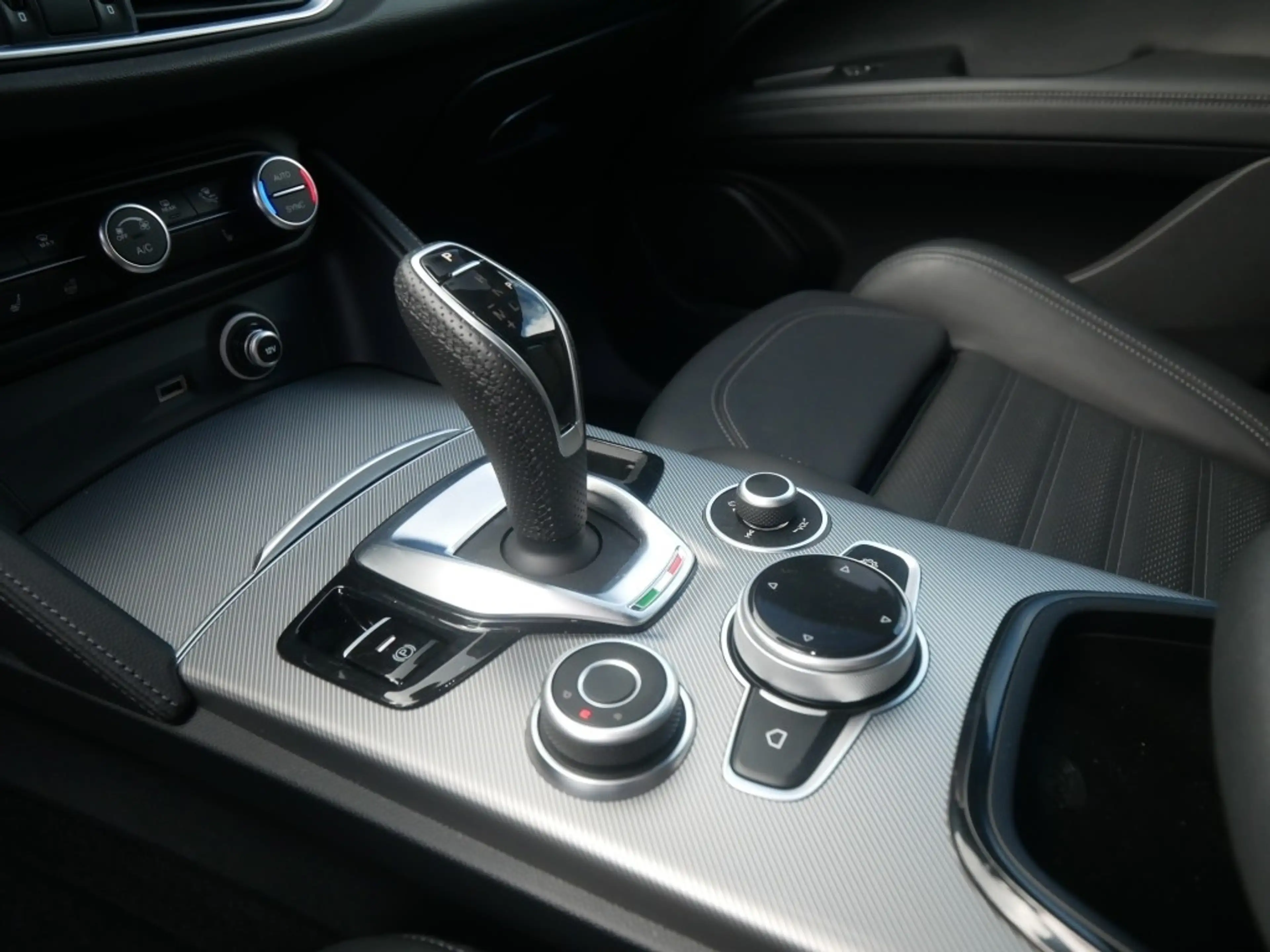 Alfa Romeo Stelvio VELOCE 2.2 DIESEL 16V 210 PS AT8 Q4 TECHNOLOGIE AH — photo 11