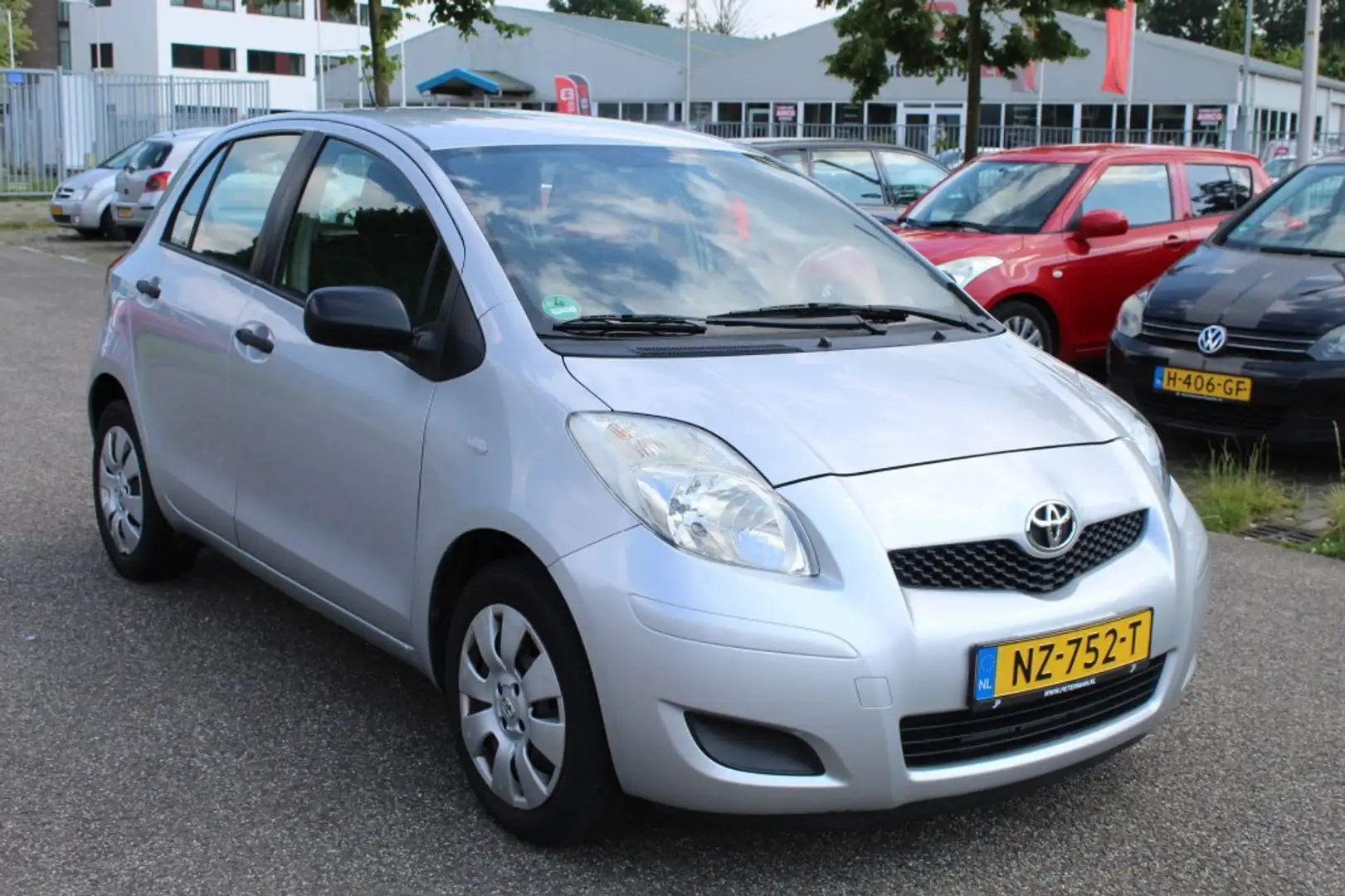 Toyota Yaris 1.3 VVTi Aspiration Šedá - 2