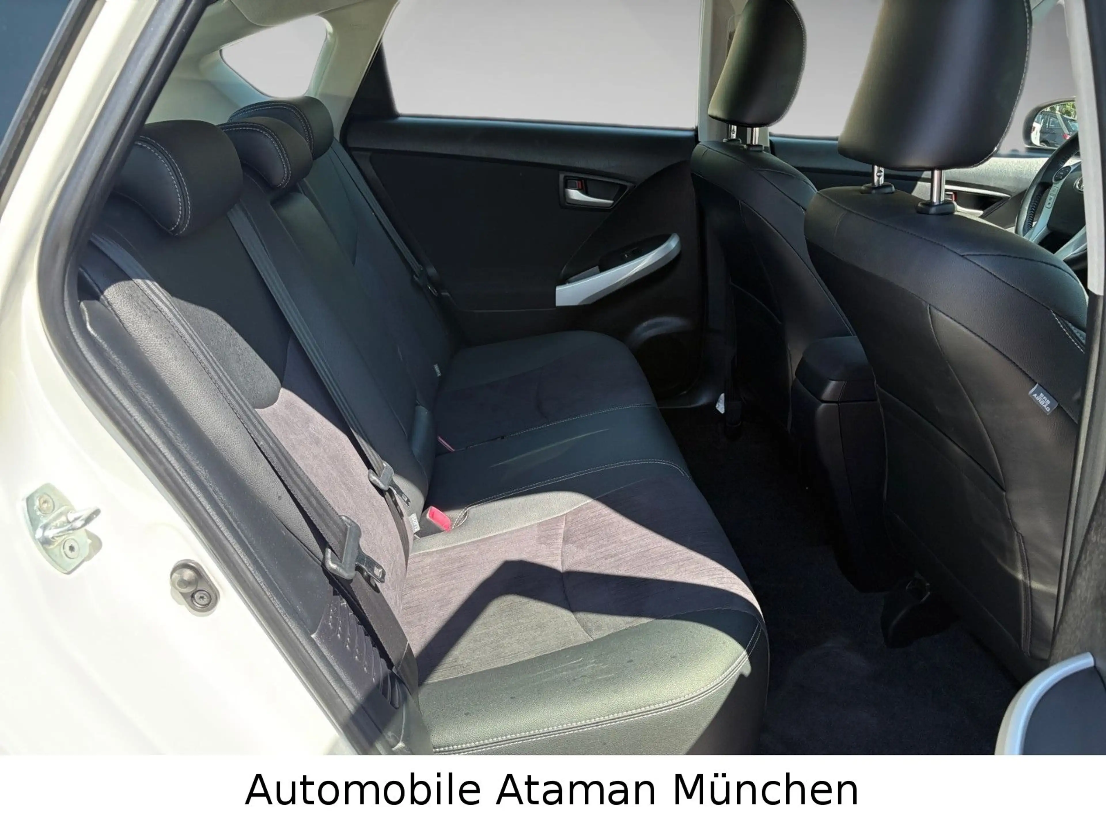 Toyota Prius 1.8 Plug-in Hybrid Life Aut. / 1.Hand — photo 13