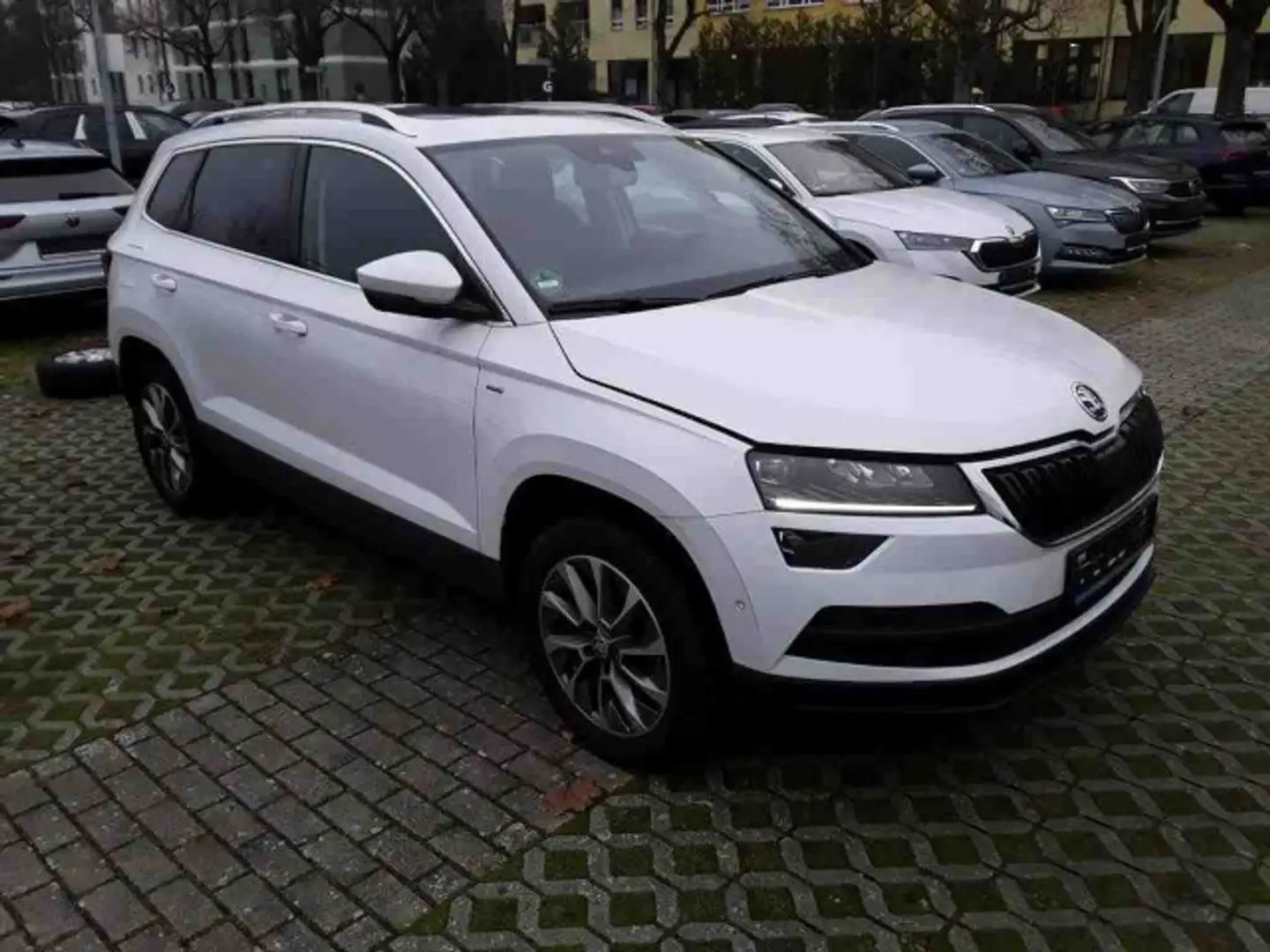 Skoda Karoq Ambition Clever 1,5 TSI DSG NAVI AHK PANO Weiß - 2