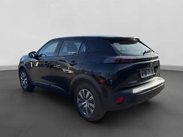 Peugeot E-2008 view 3